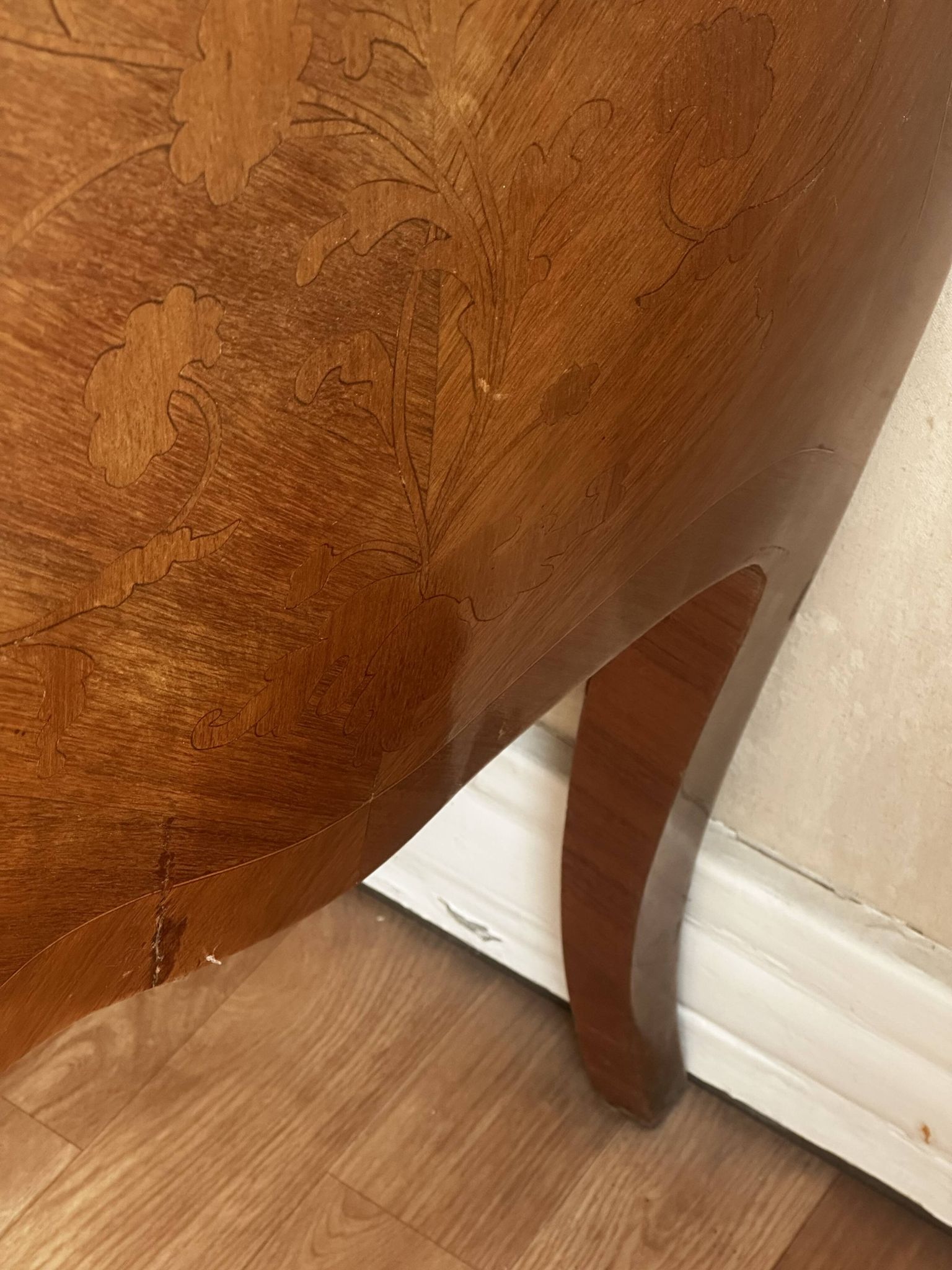 Commode galbée marquetée style Louis XV – plateau marbre- 19 e siècle