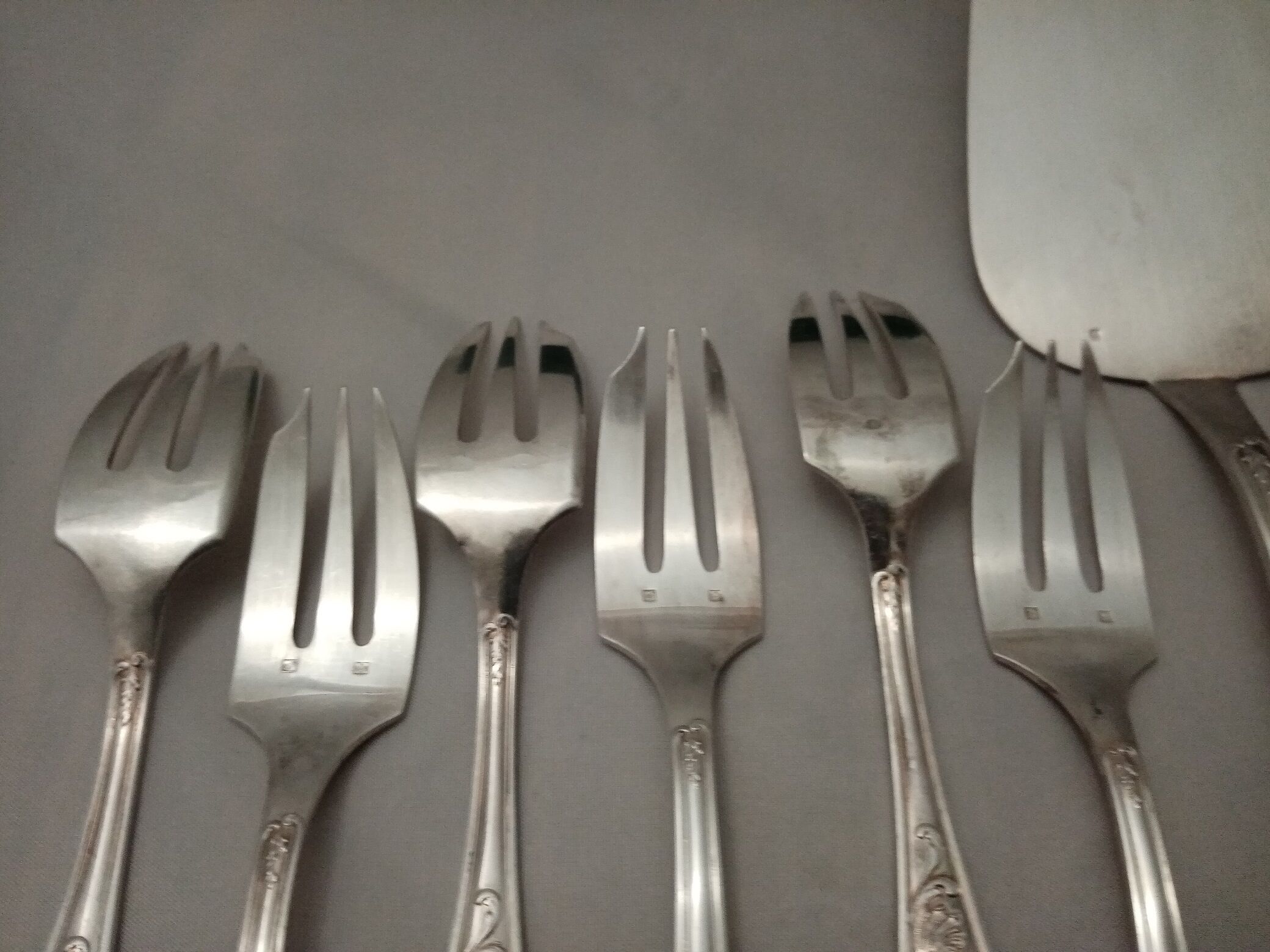 Silver metal dessert fork box with Rocaille-shell pie shovel