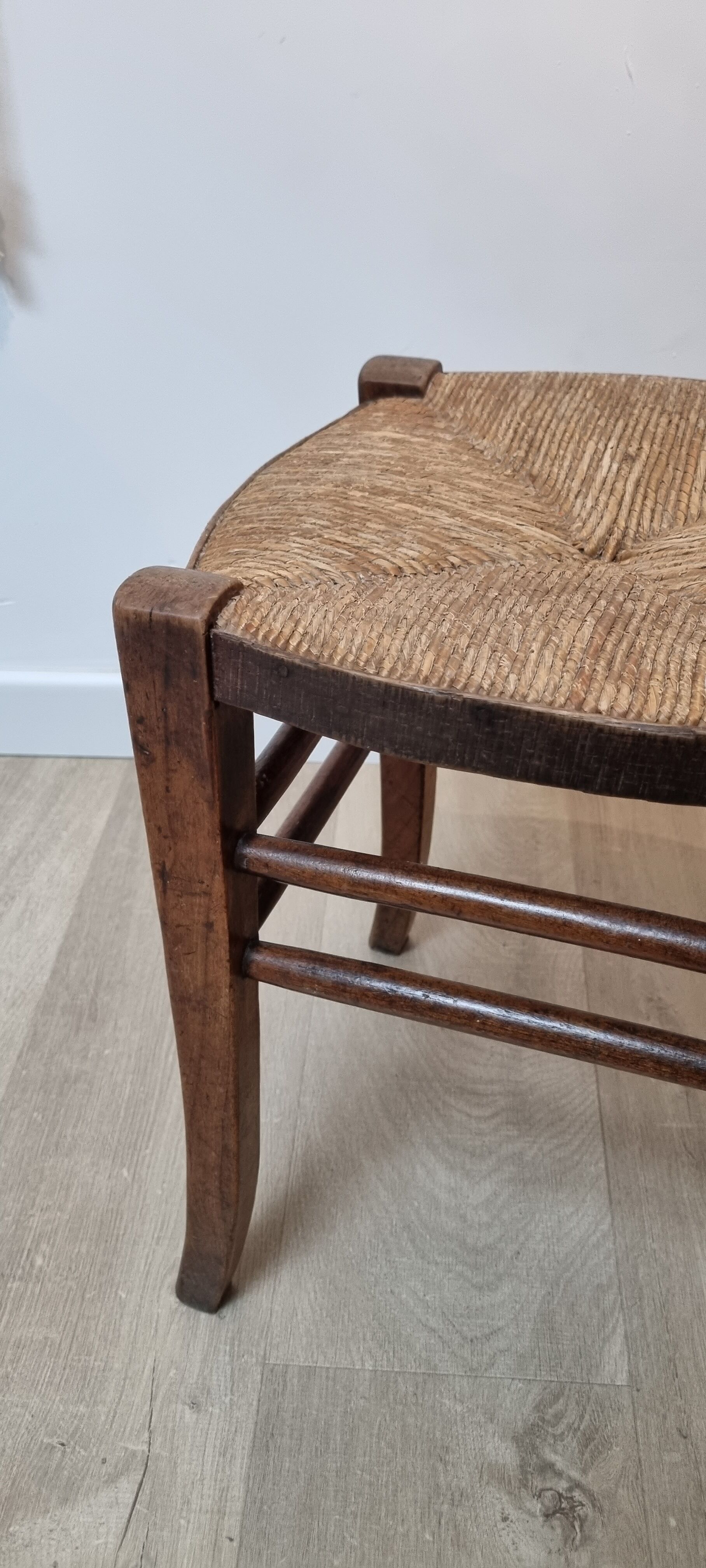 Tabouret ancien en paille et bois
