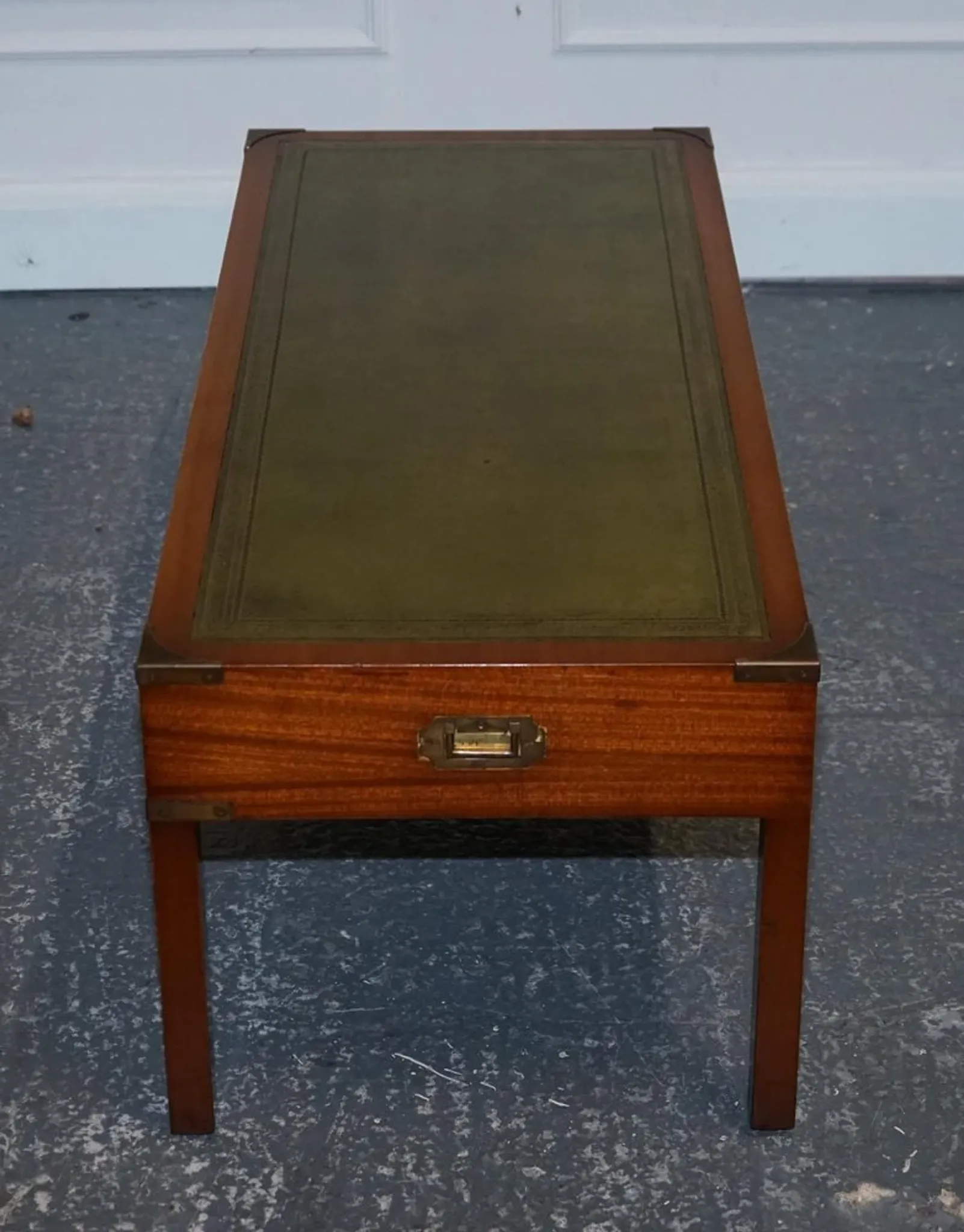 Table Basse Bevan Funnell avec Plateau en Cuir Vert