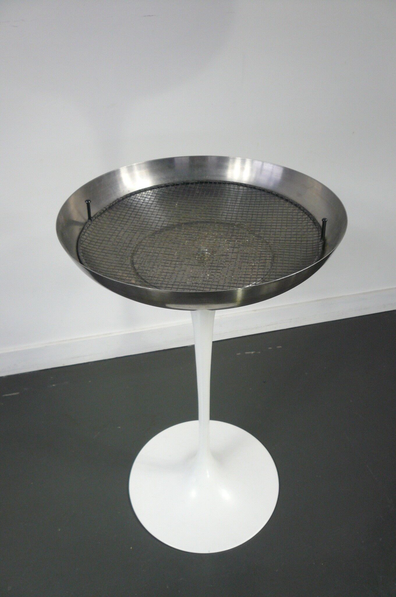 Standing ashtray model "Tulip" Eero Saarinen - Knoll International Edition