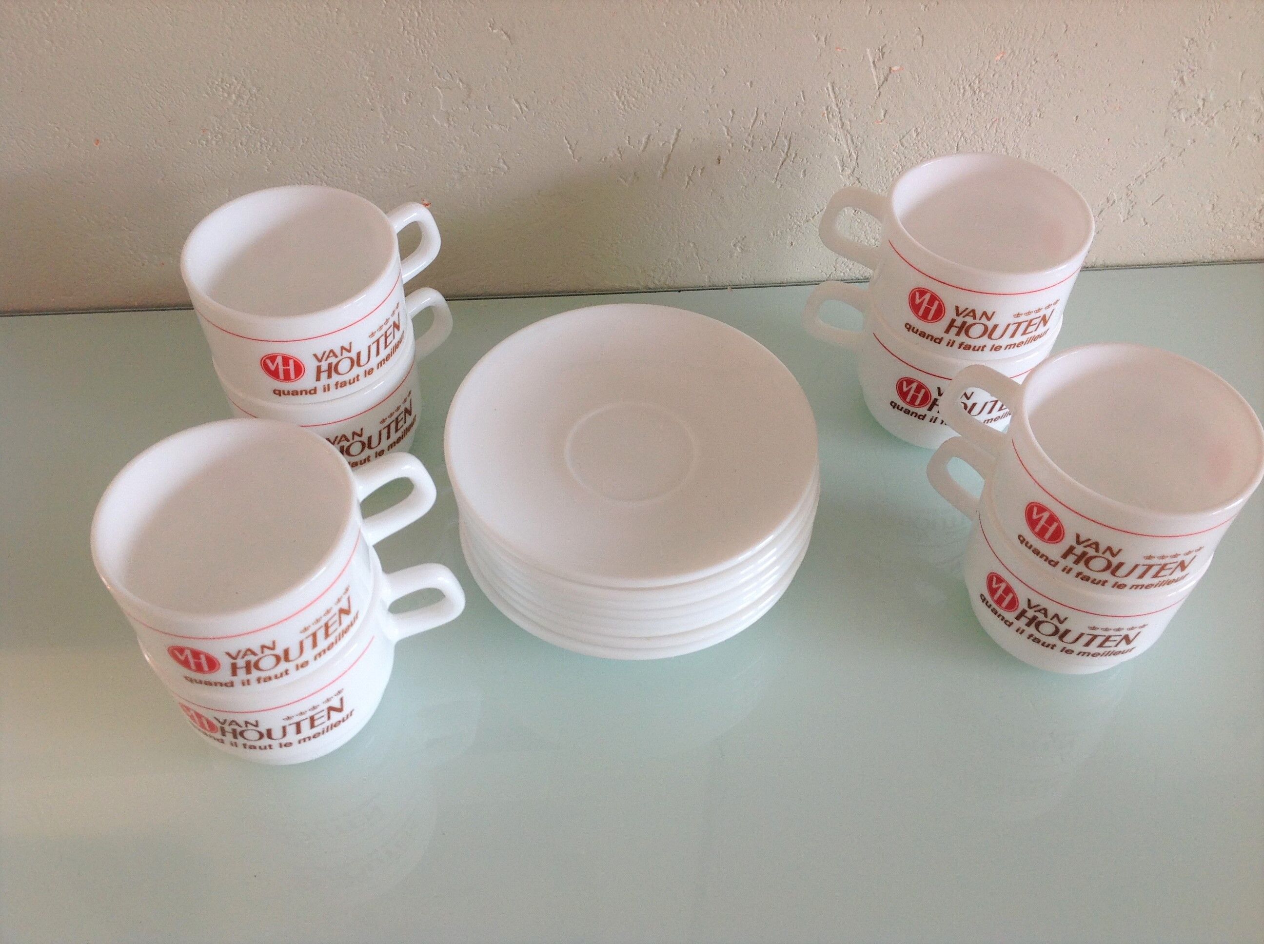 Suite de huit tasses à chocolat Van Houten en Arcopal / vintage années 70