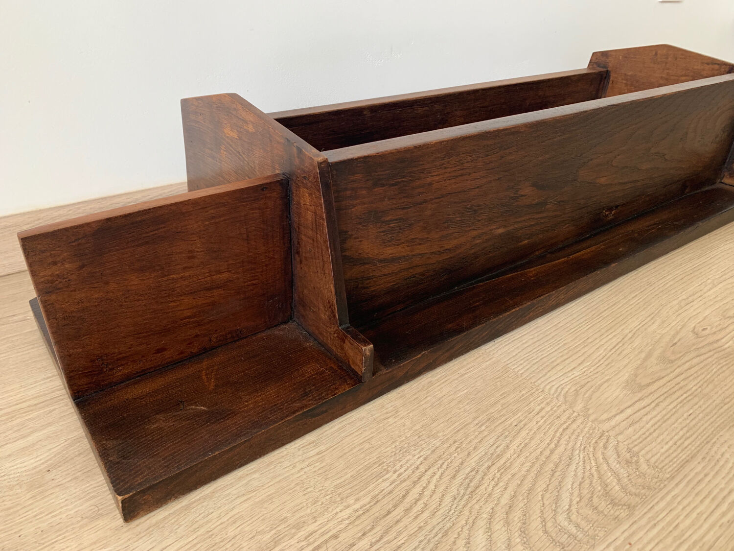 Wall shelf in wood