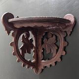 Tablette murale d’angle sculptée