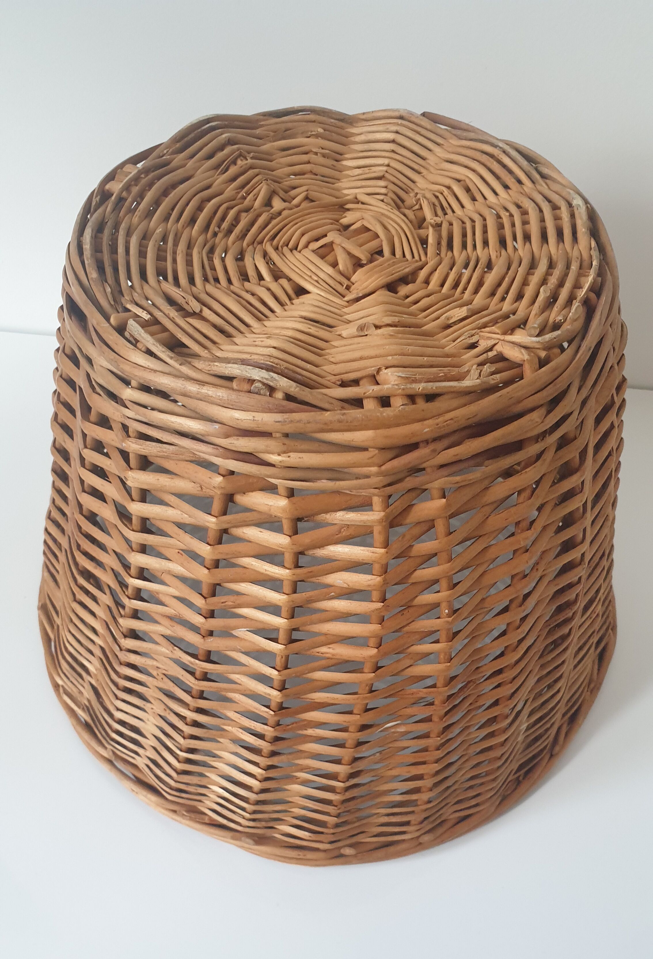 Panier en rotin ancien
