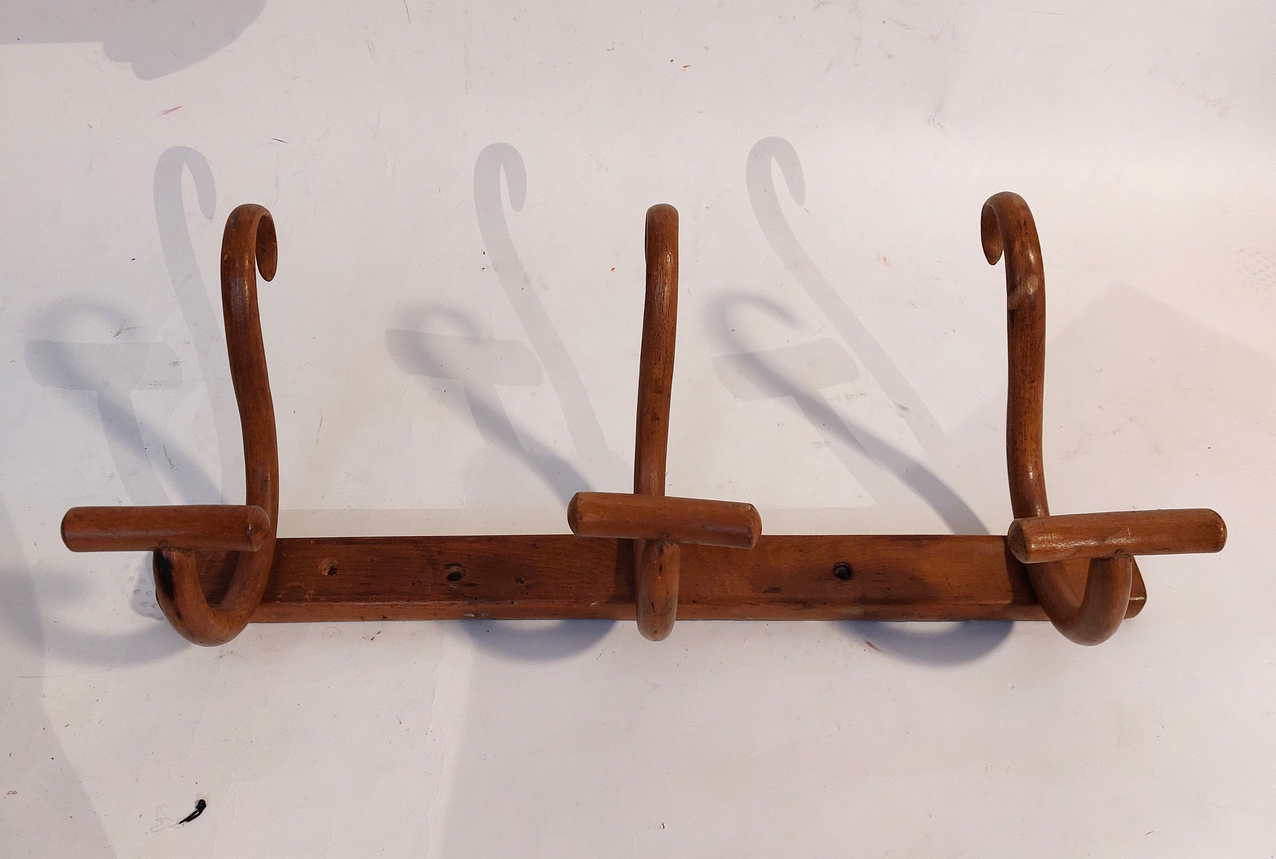 Curved wooden coat rack 3 walnut hooks Jacob & joseph Kohn 1900/1920.