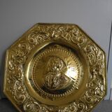 Plat offrandes laiton repoussé françois ier