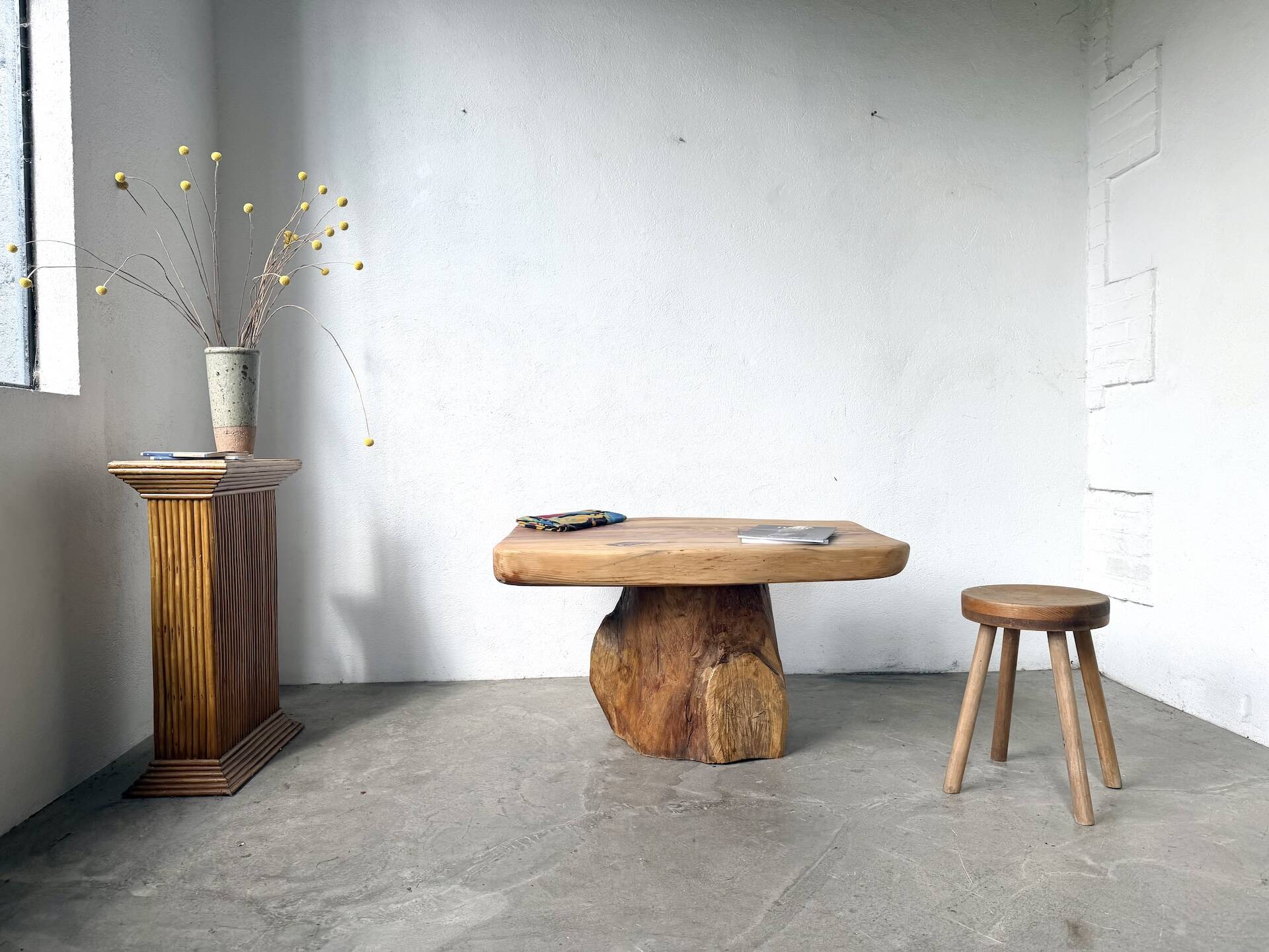 Organic brutalist coffee table in solid cedar, trunk pedestal, 1970s.