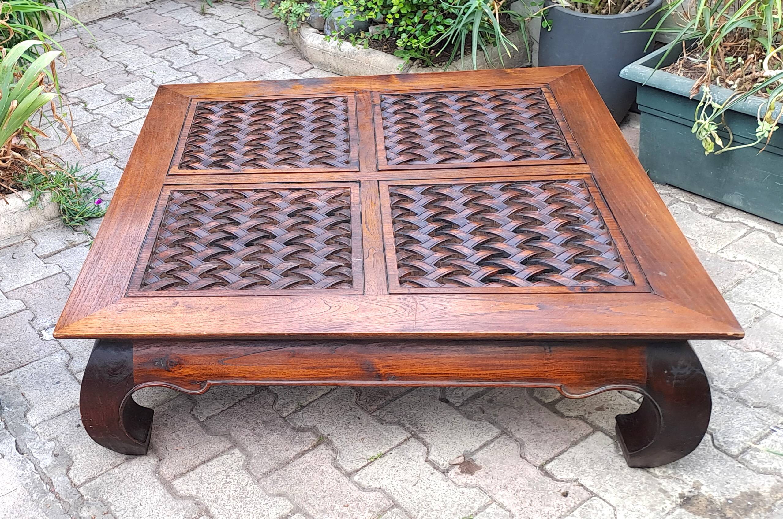 Table basse carrée en bois sculpté massif exotique Pier import, 1980