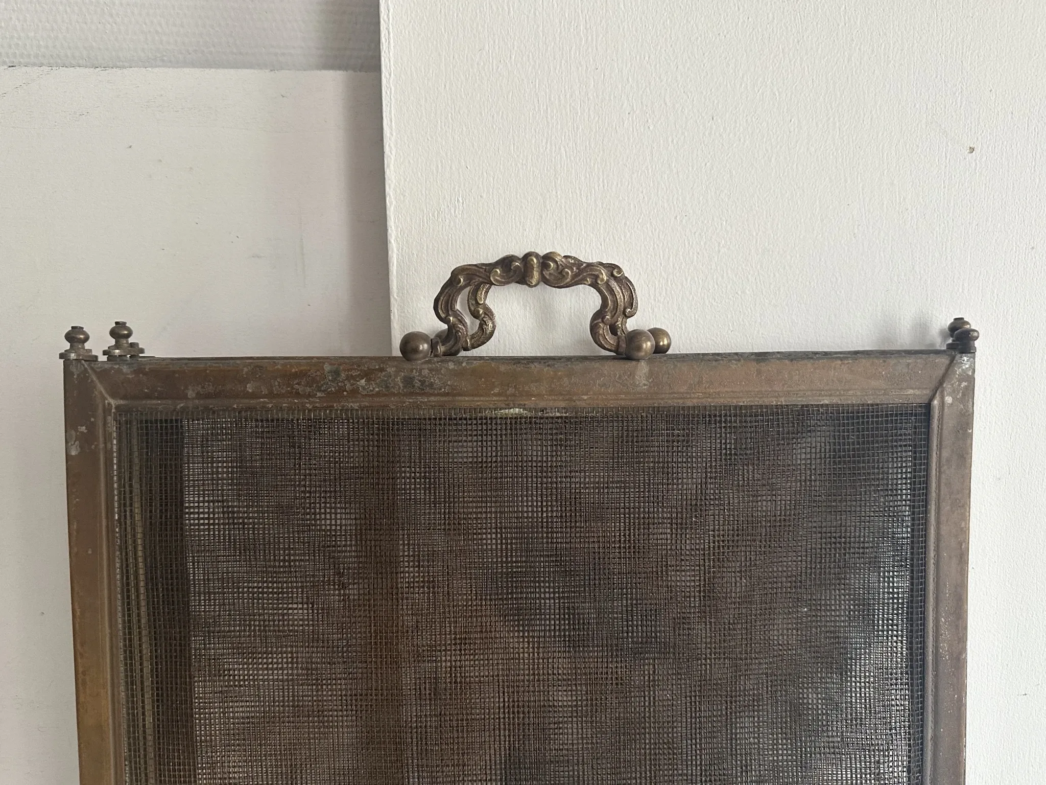 Antique brass and iron mesh spark guard with 4 panels – Early 20th century