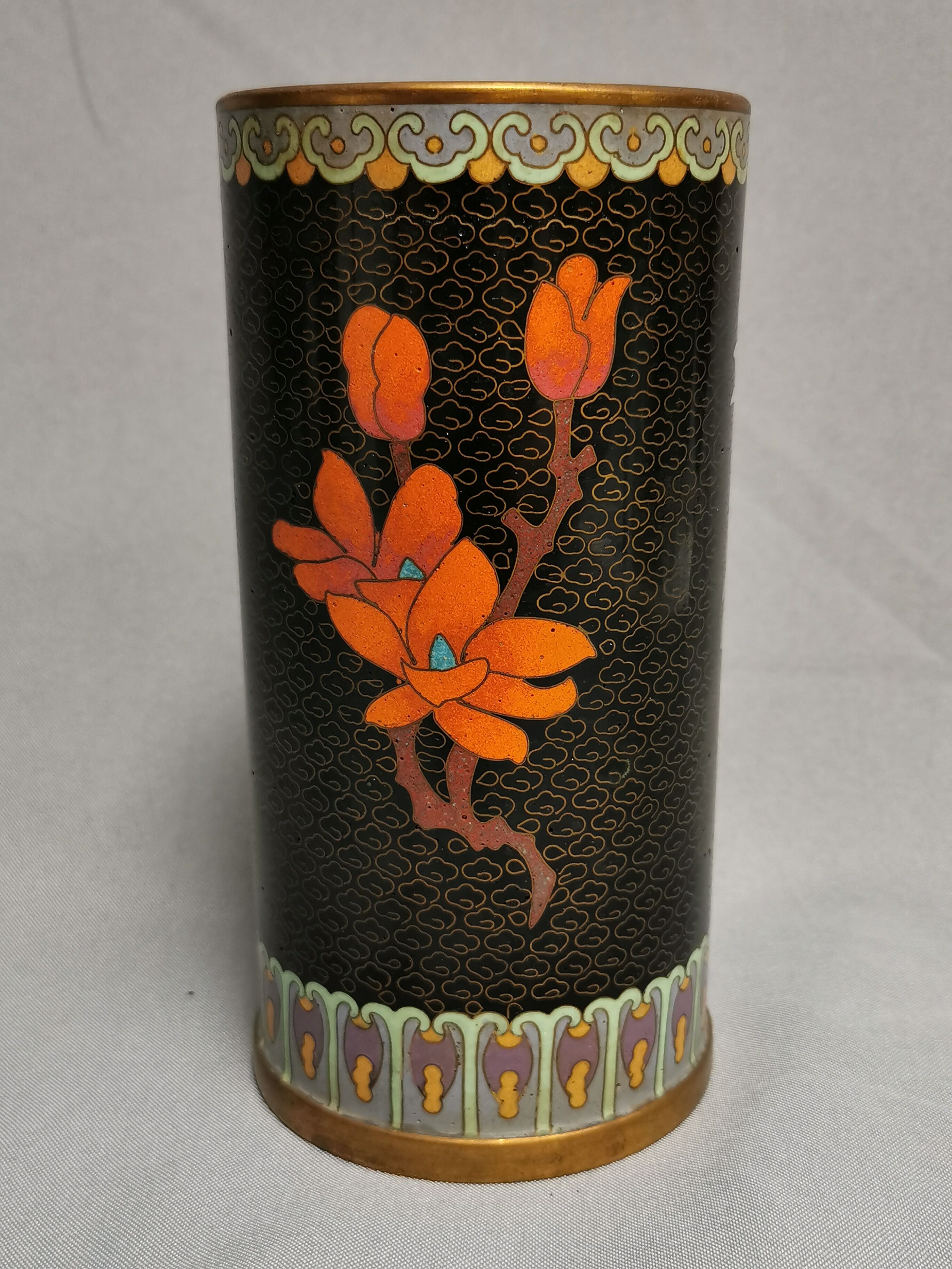 Vase Roll , beautiful enamels Cloisonnés , China Asia . flowers , blue background