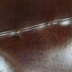 Fauteuil anglais ancien en cuir de mouton