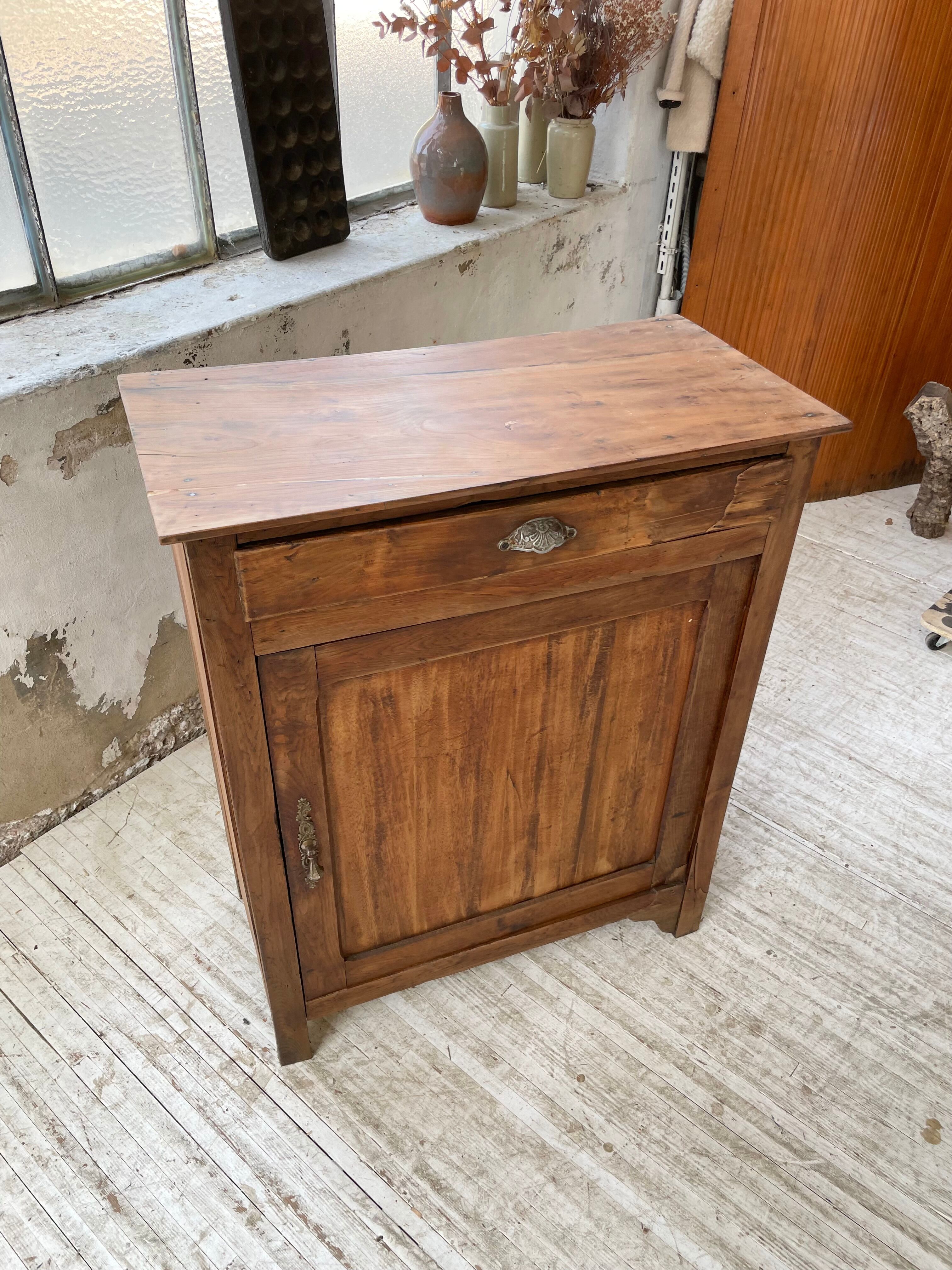 Buffet in oak and pine wood