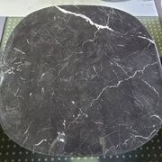 Table modele Pathos collection Simplice edite par Maxalto du groupe B&B Ita