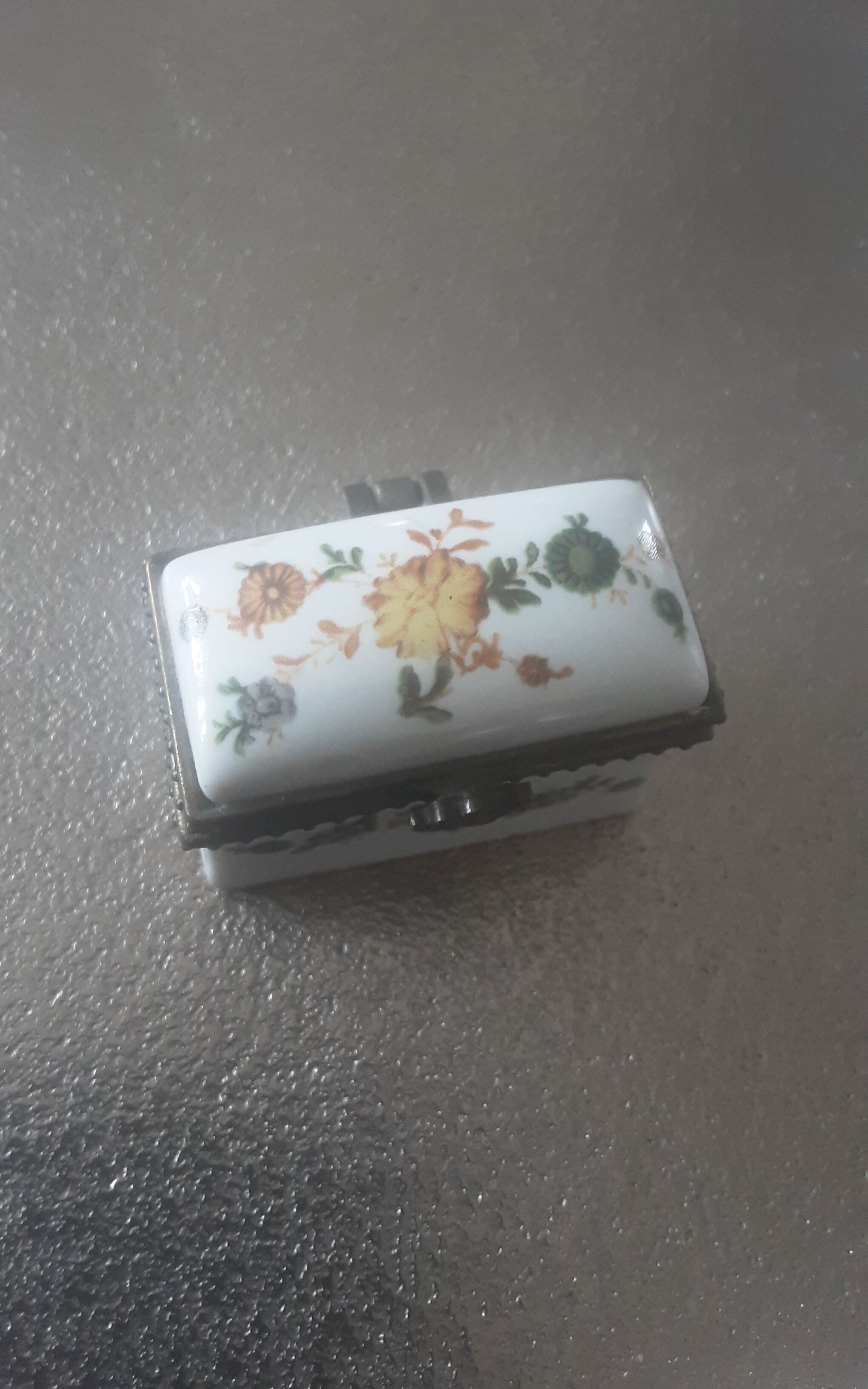 Lot 2 porcelain boxes Art