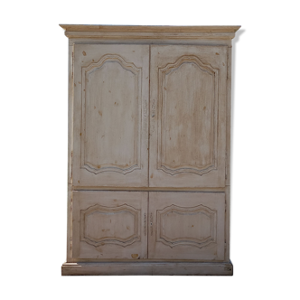 armoire shabby chic