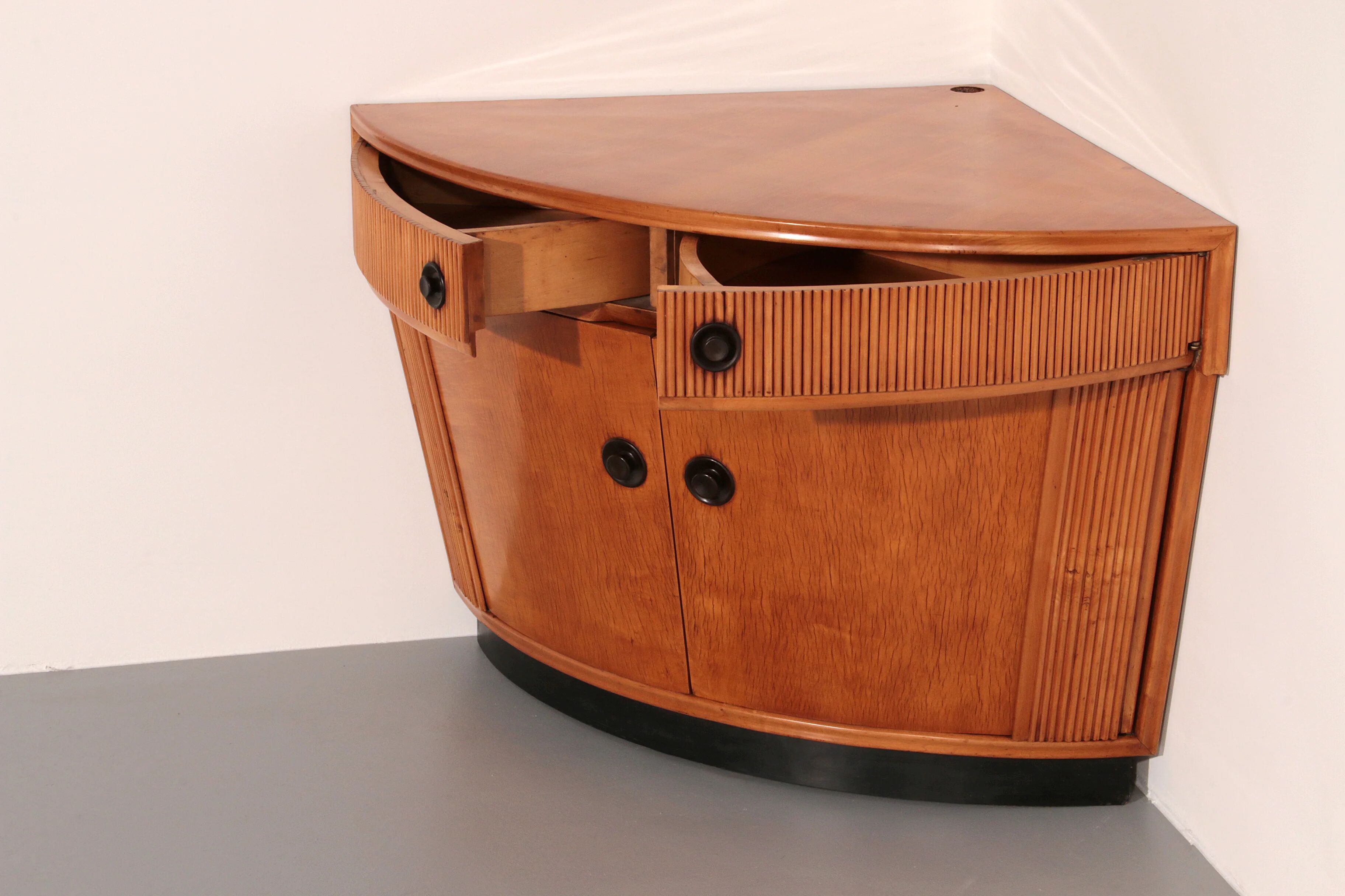 Bar cabinet in light wood attributed to Paolo Buffa, 1940s