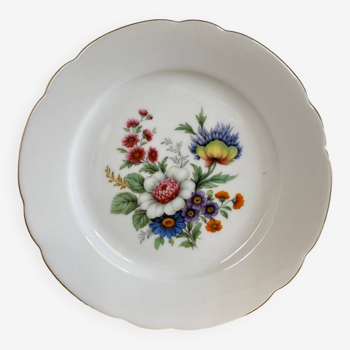 Porcelain plate with flower pattern