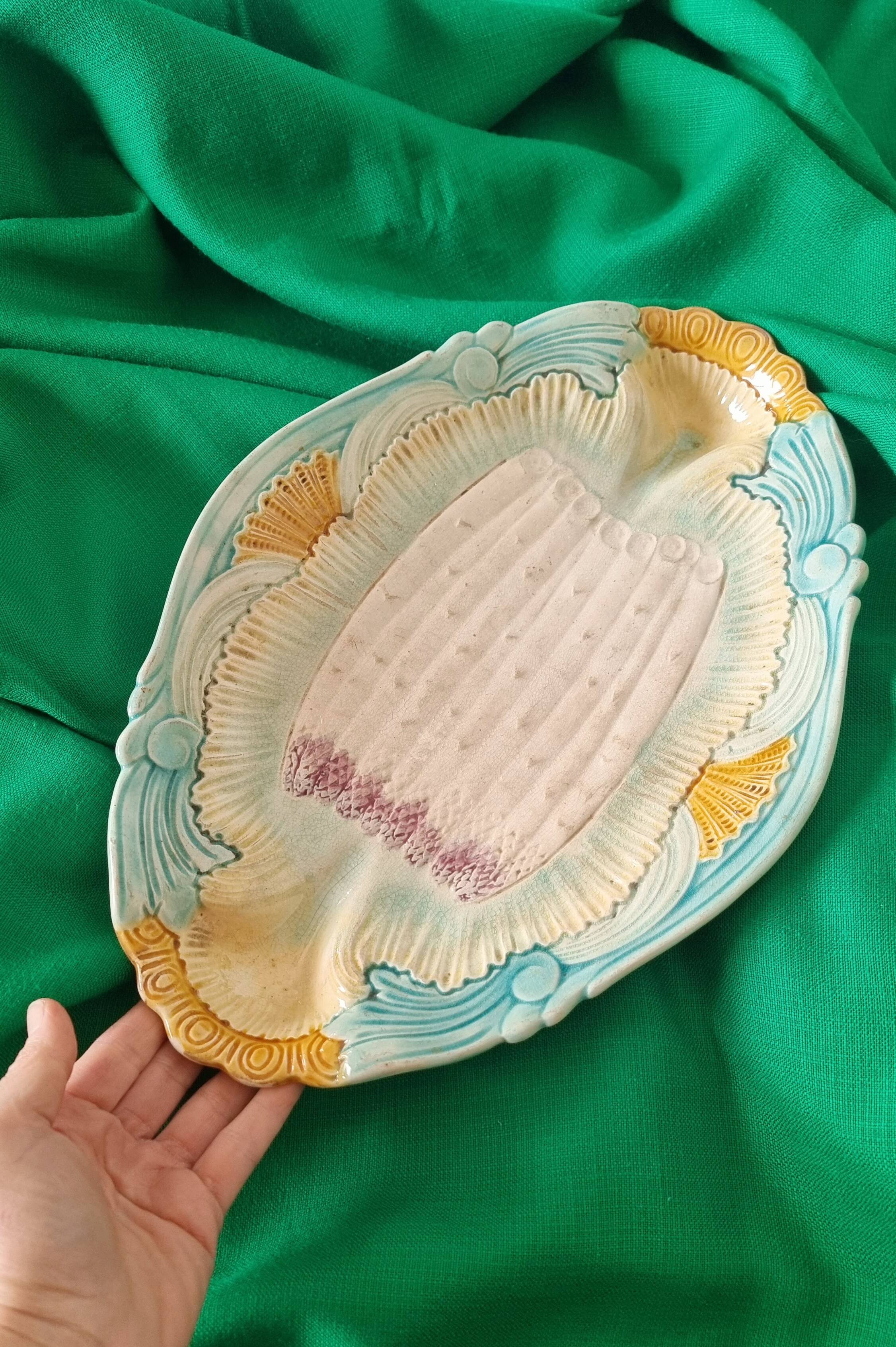 Rare and exquisite oval asparagus dish in Barbotine earthenware (majolica).