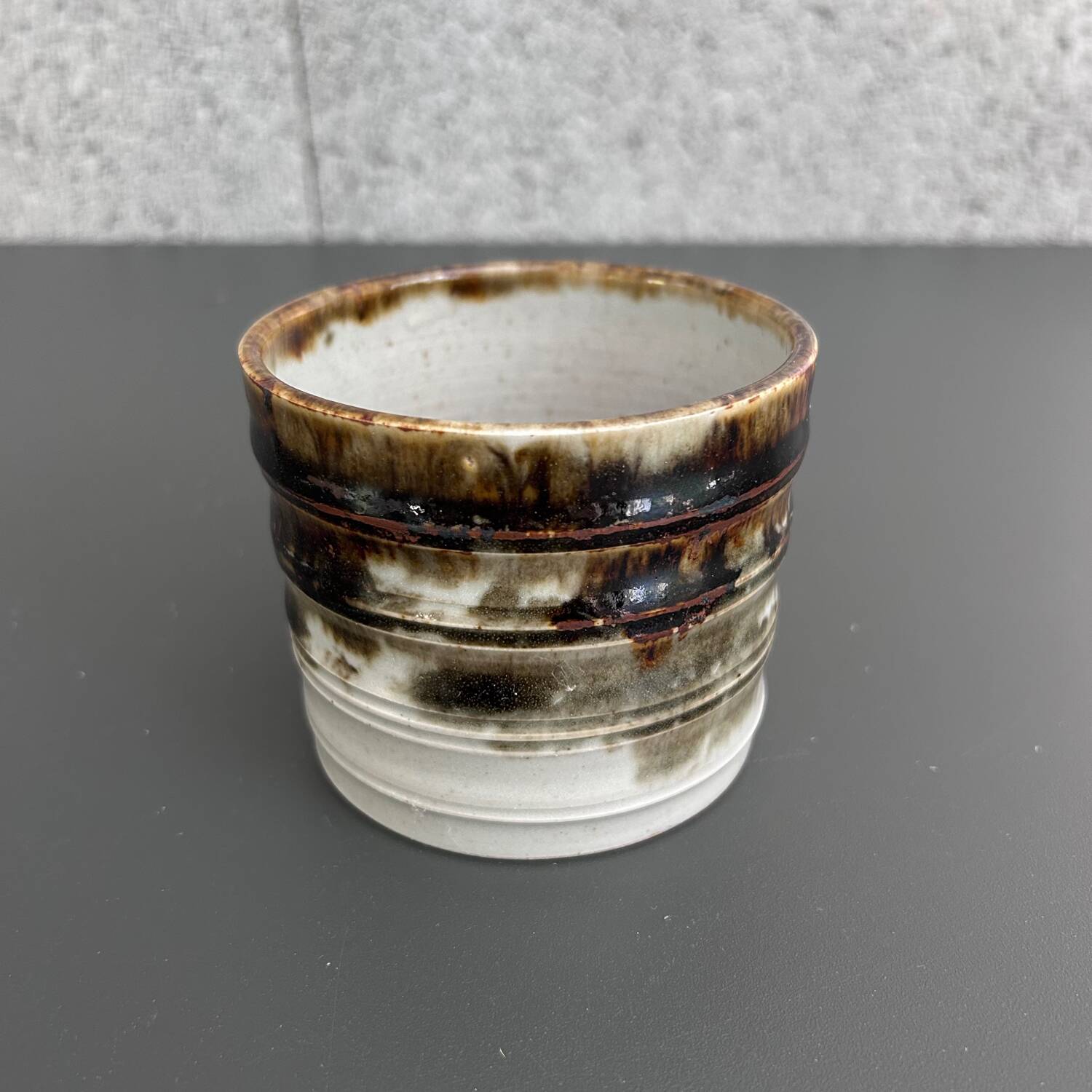 Cache pot en grès signé