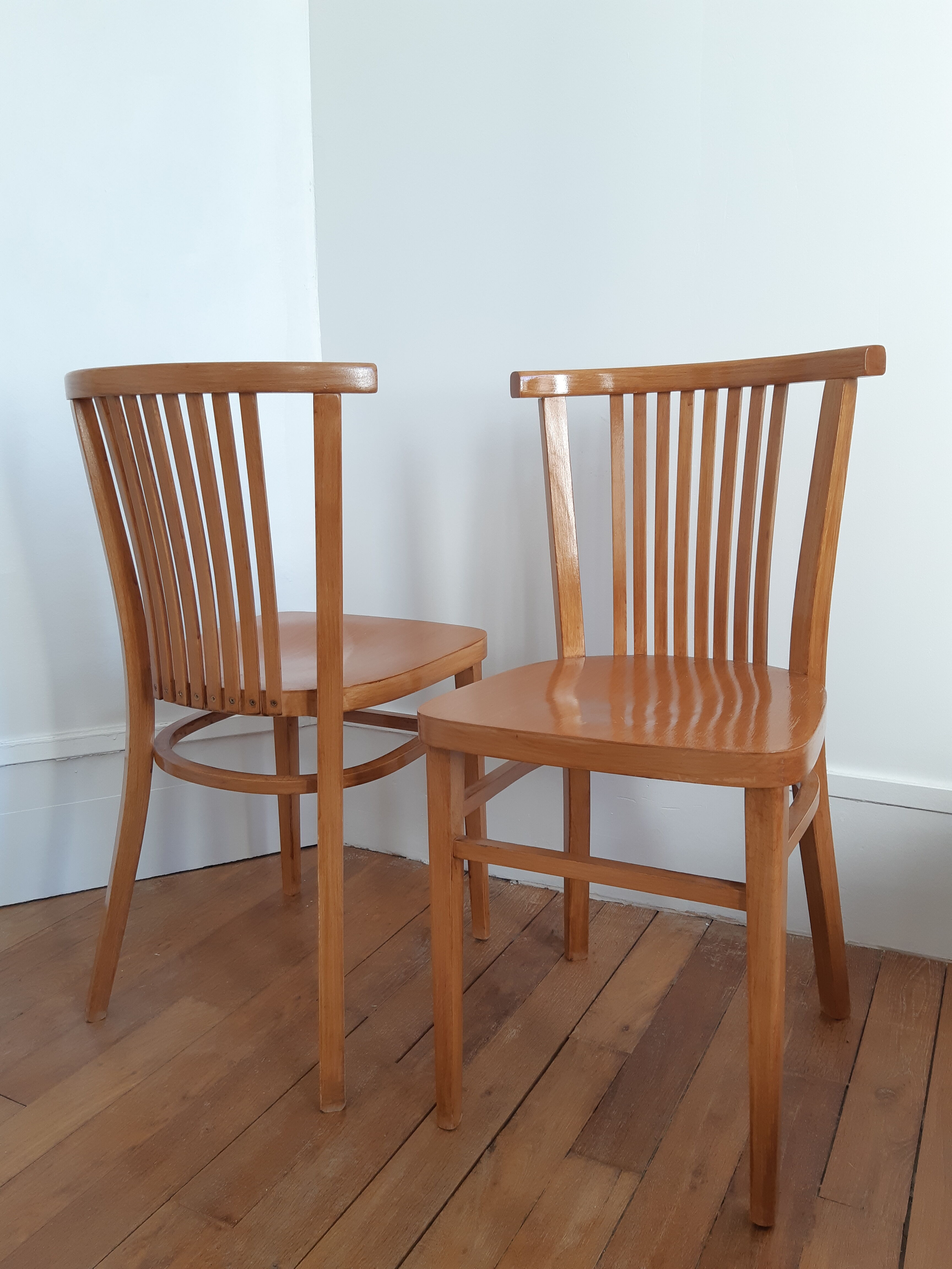 Lot of 2 vintage wooden chairs