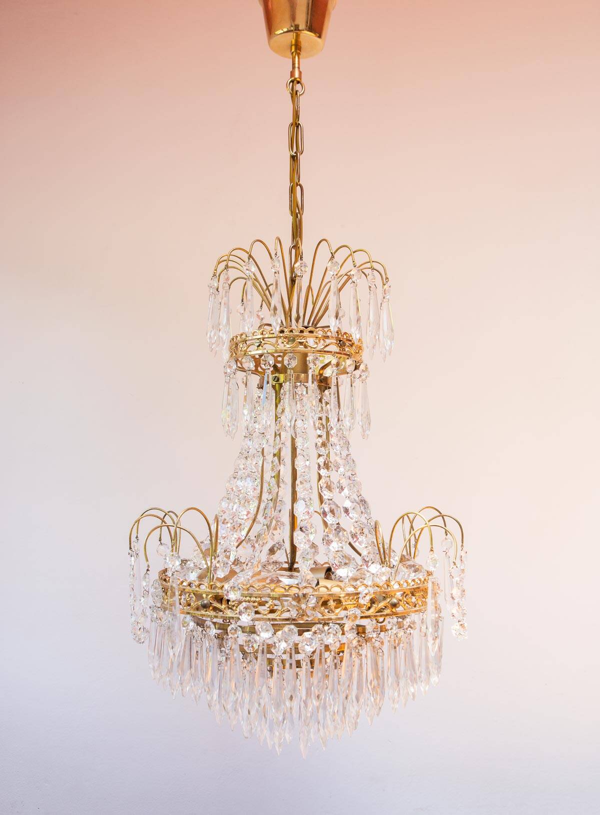 Swedish Gustavian style brass chandelier and 500 pendants circa 1960