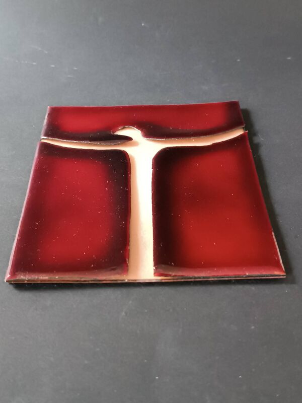 Croix murale en émail rouge et doré sur cuivre Atelier Chehab vintage