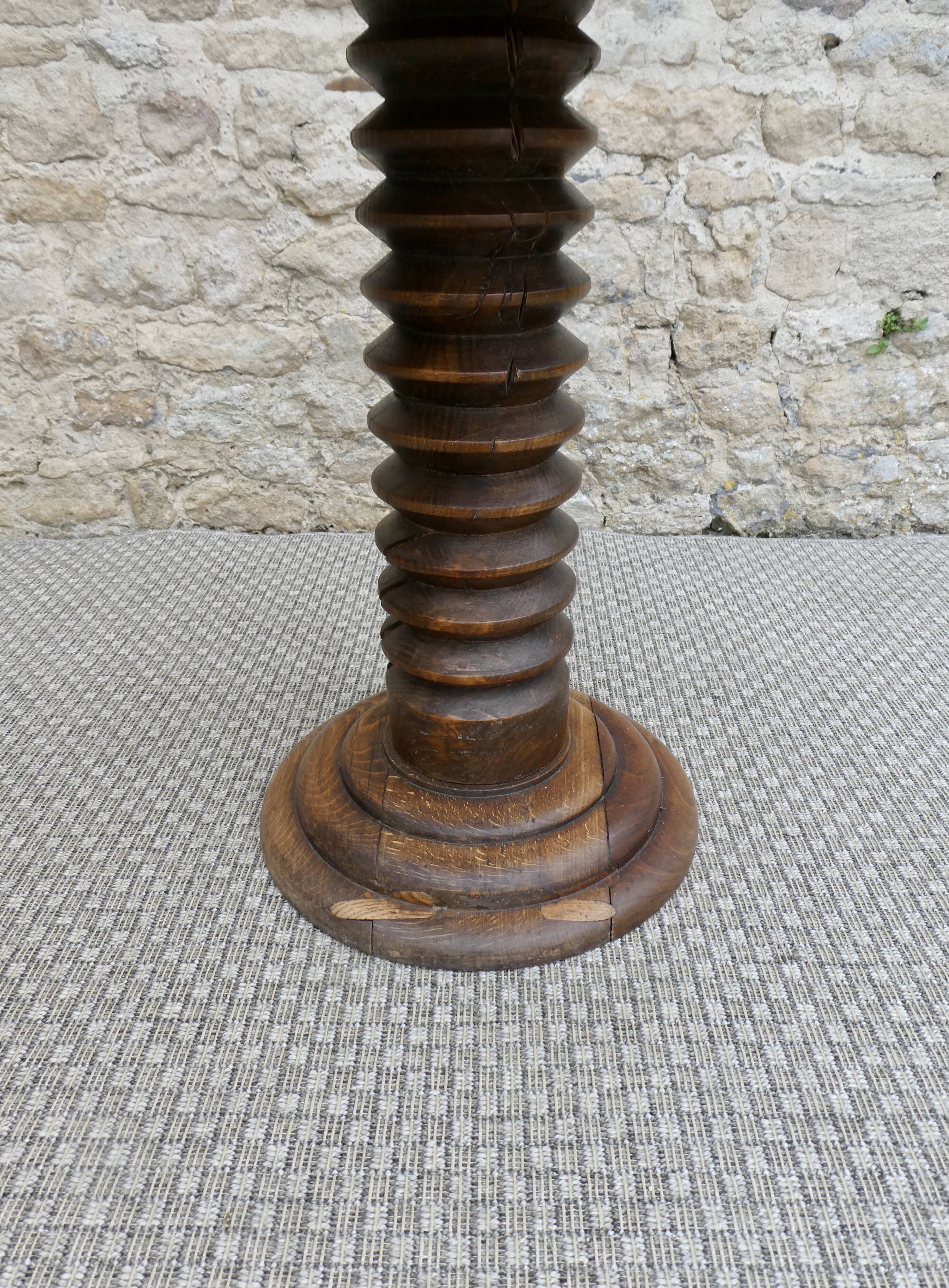 Pedestal table with press screw foot