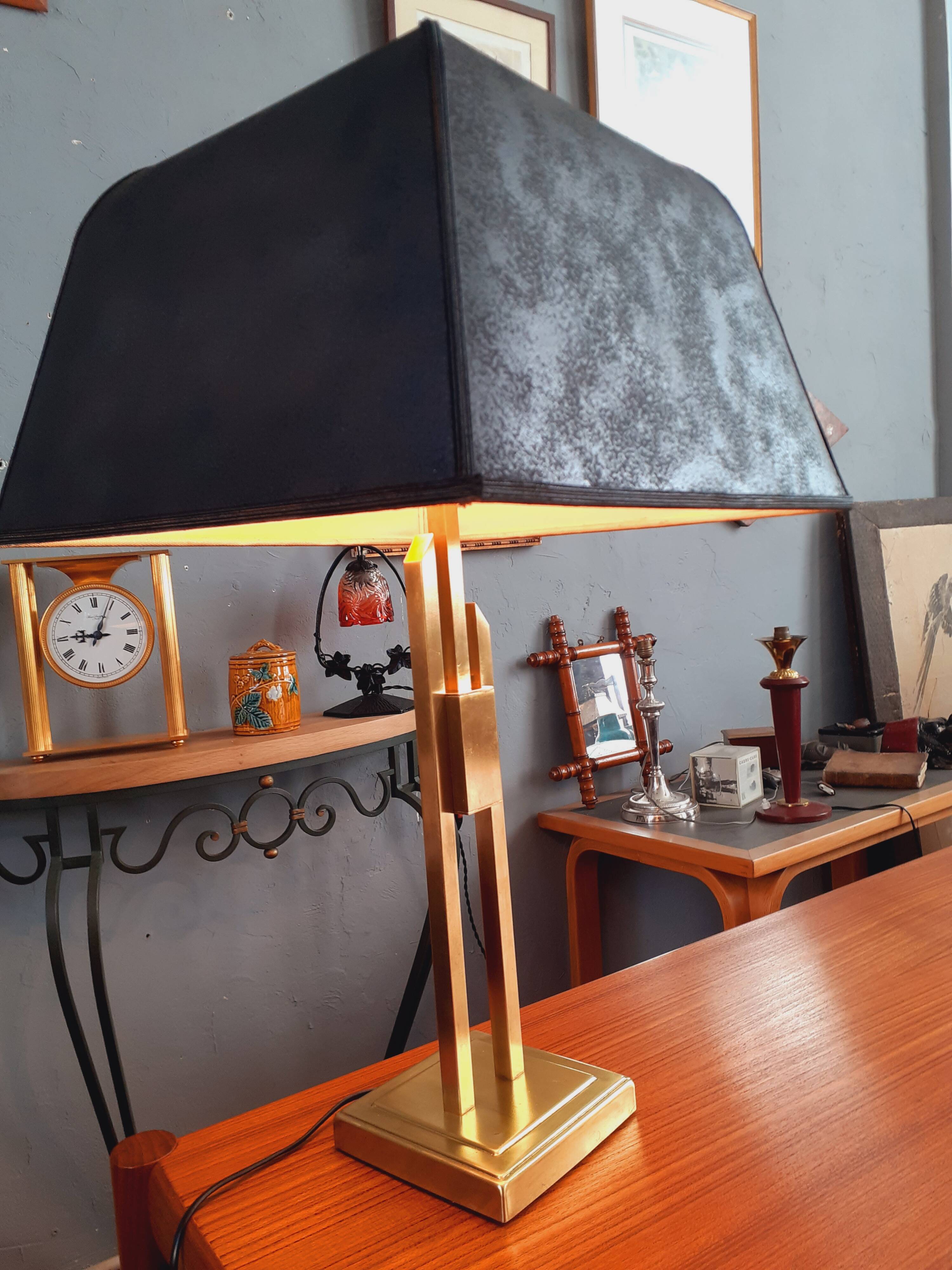 Lampe à poser dite " Gratte-ciel" en laiton année 70
