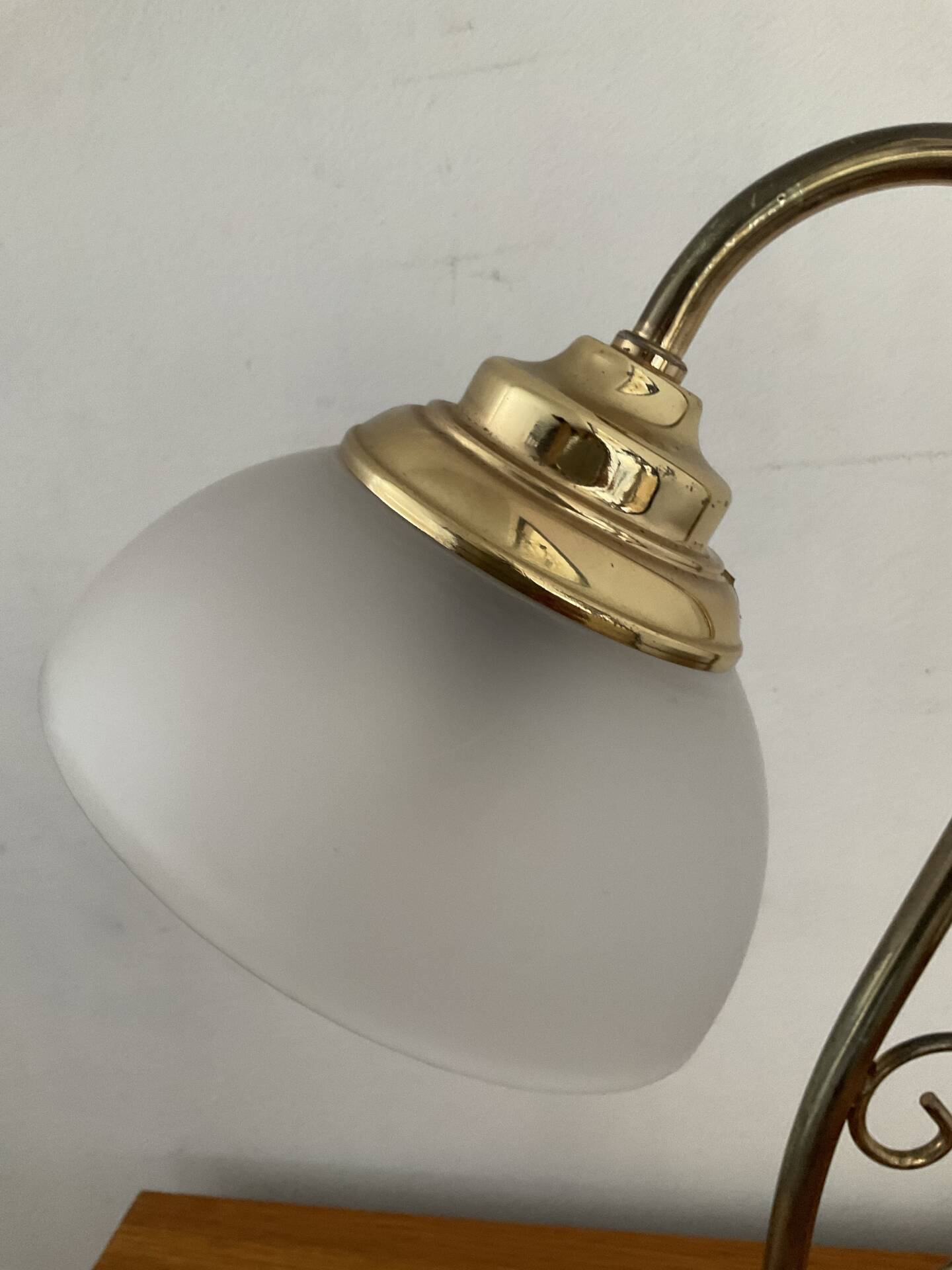 Vintage swan neck lamp in gilded metal and frosted glass
