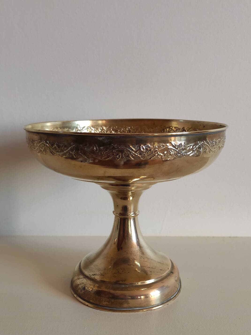 Coupe à pied laiton repoussé
