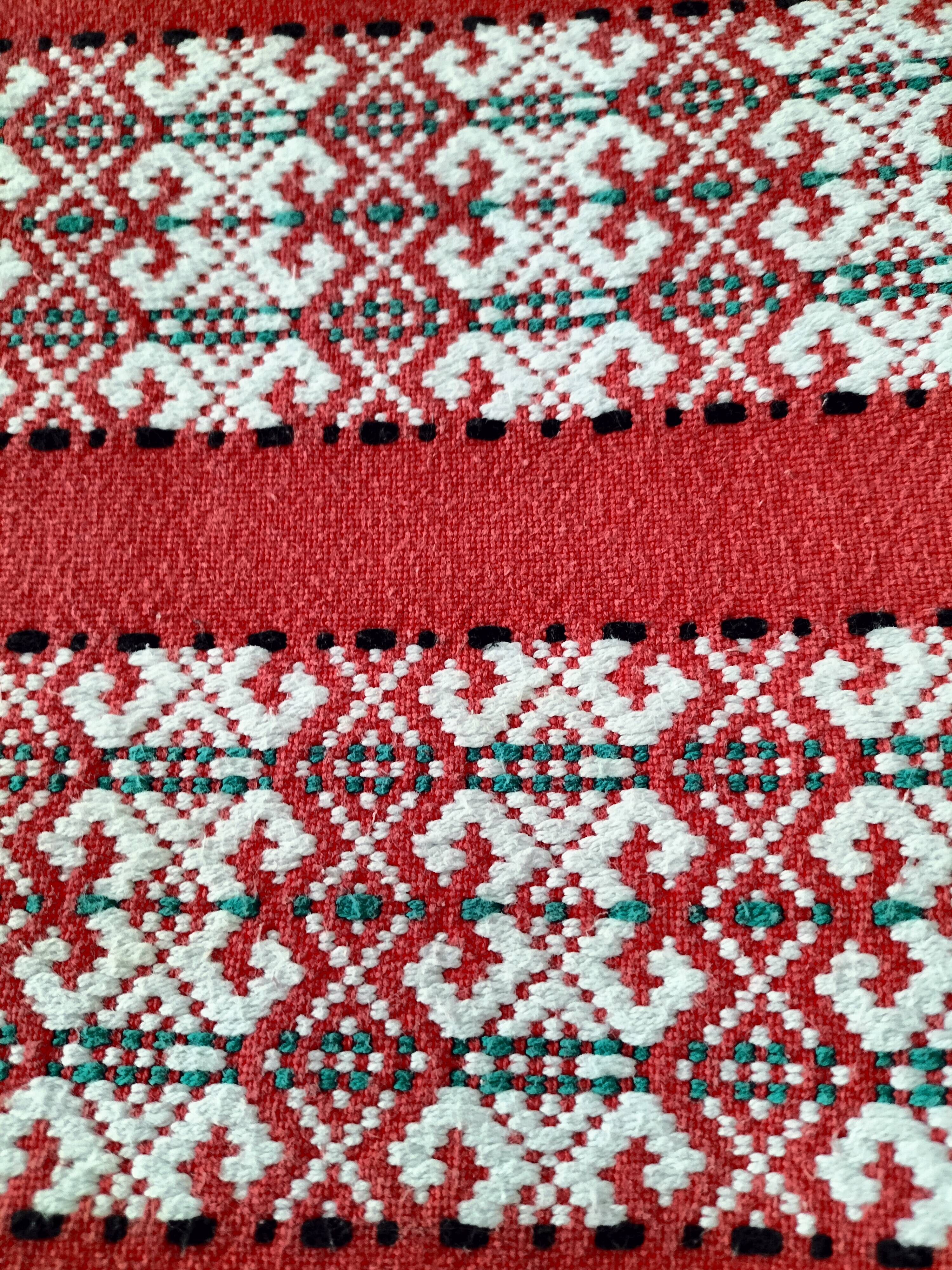 Tablecloth and 12 vintage cotton Basque-style napkins.