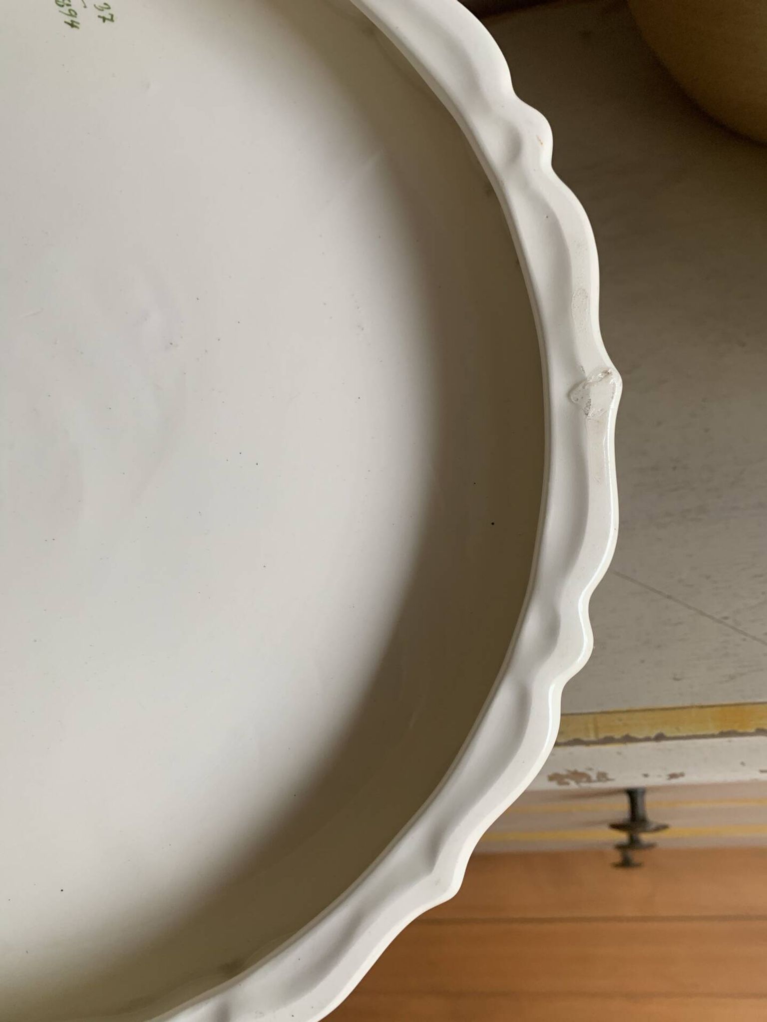Plat à tarte vintage en faïence à anses – motif floral japonisant
