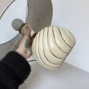Lampe de table sphérique céramique ivoire et or Barbi