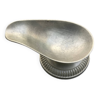 Pewter pipe holder