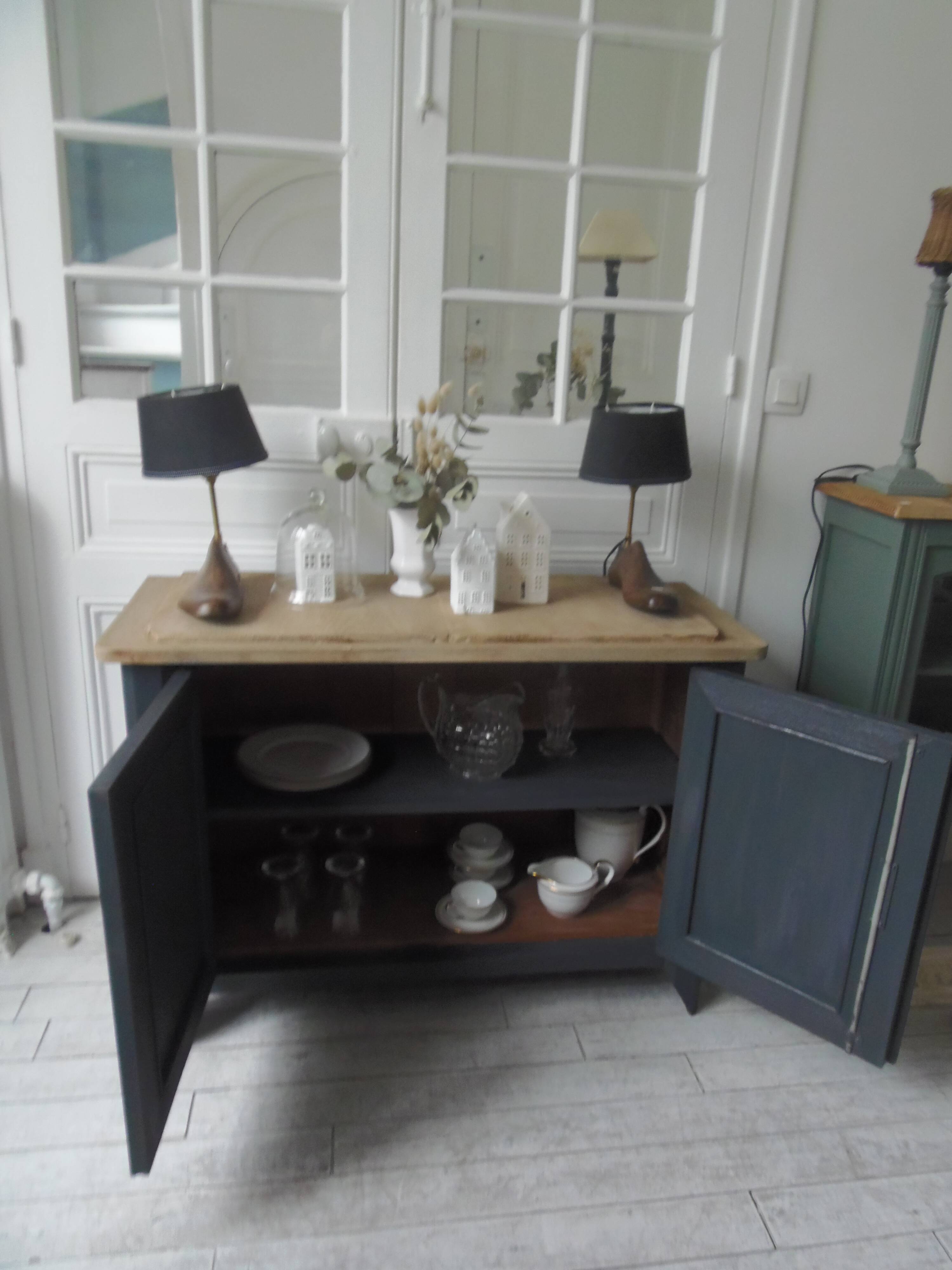 Small low Parisian sideboard re-enchanted in slate gray, medium oak waxed top.