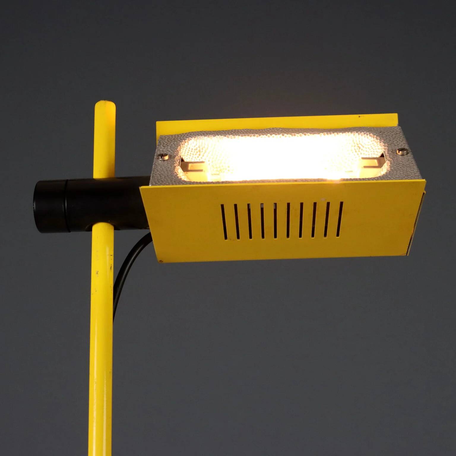 Vintage floor lamp in metal and aluminium, Italy, 1980s.