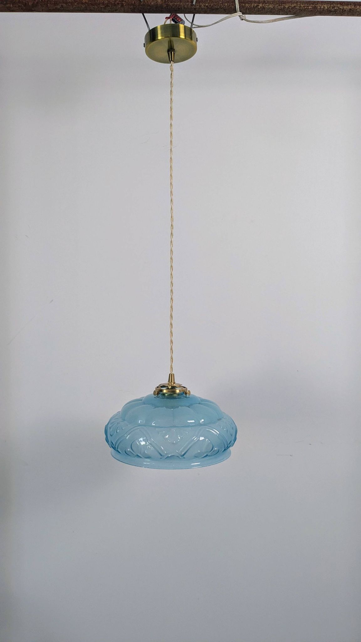 Suspension art déco en verre bleu et laiton