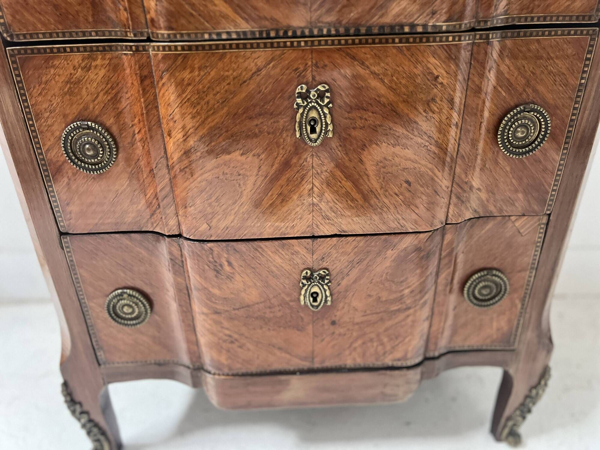 Transitional style chest of drawers in rosewood and amaranth veneer, 20th century.
