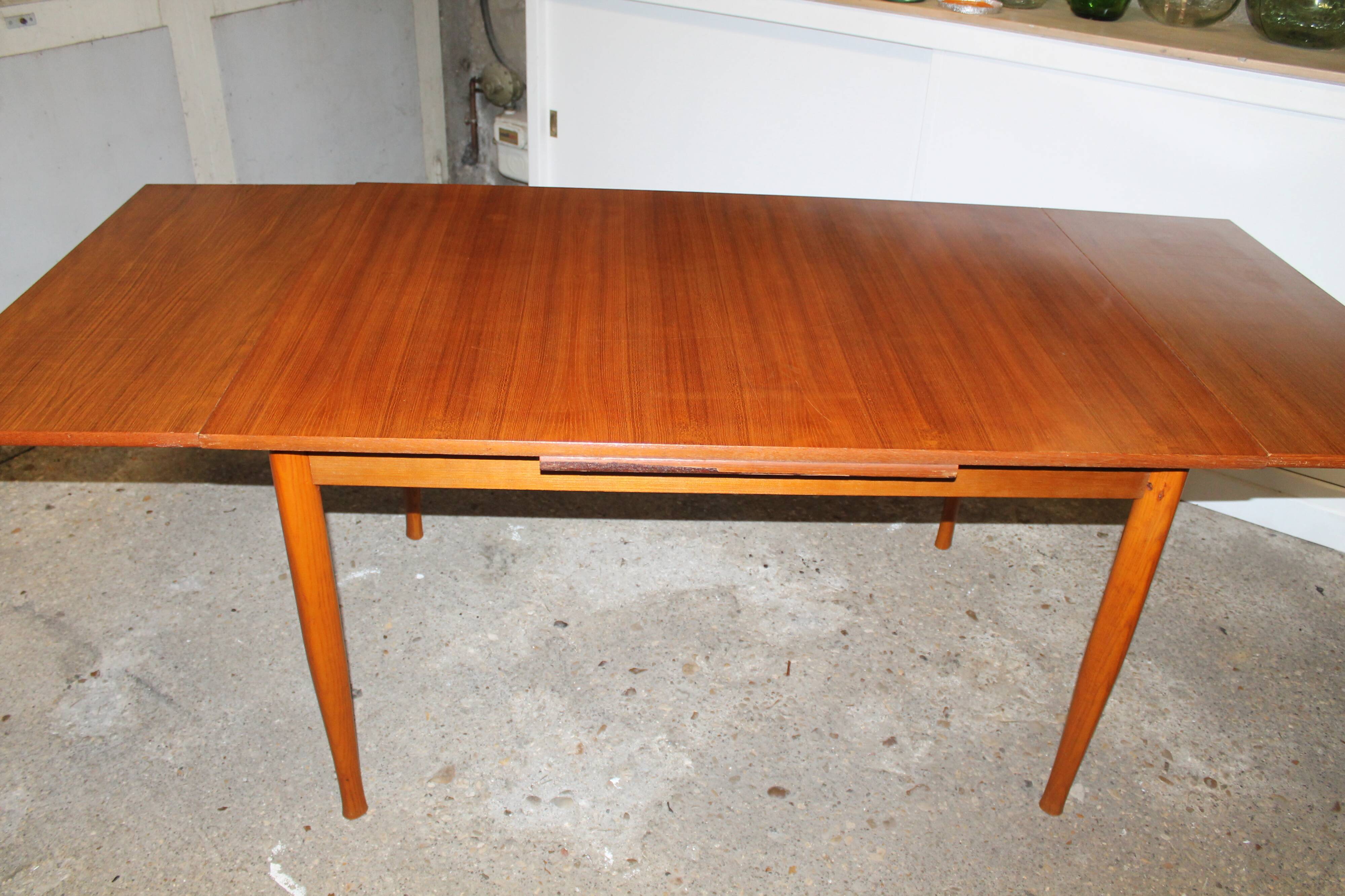 Scandinavian expandable table