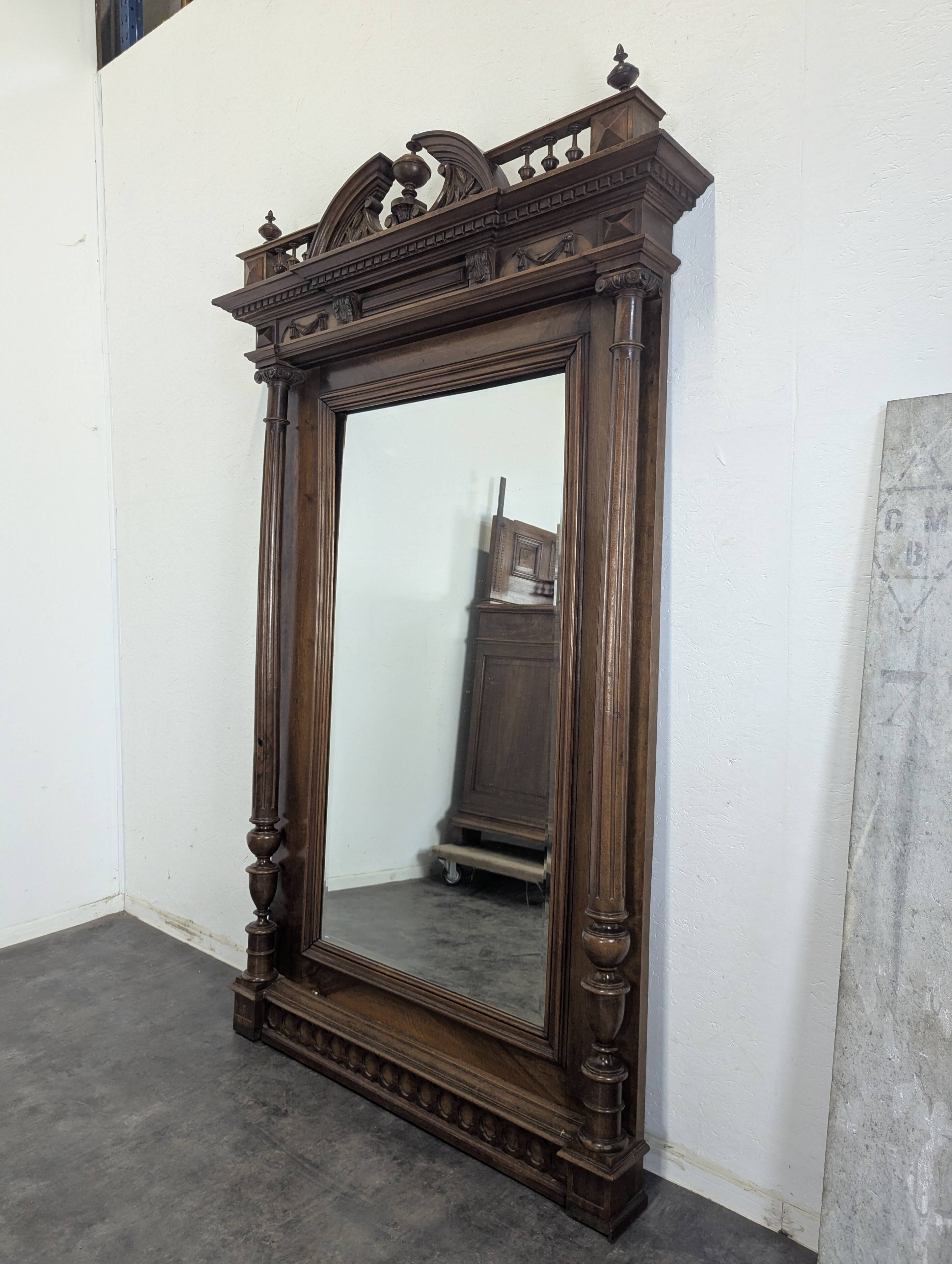 Large Renaissance-style mirror in solid walnut