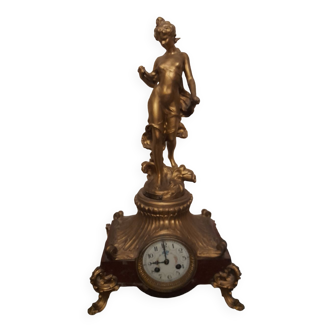 Une statuette avec l'horloge