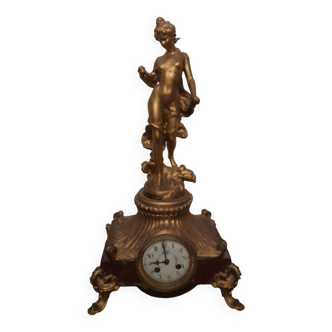 A statuette with the clock