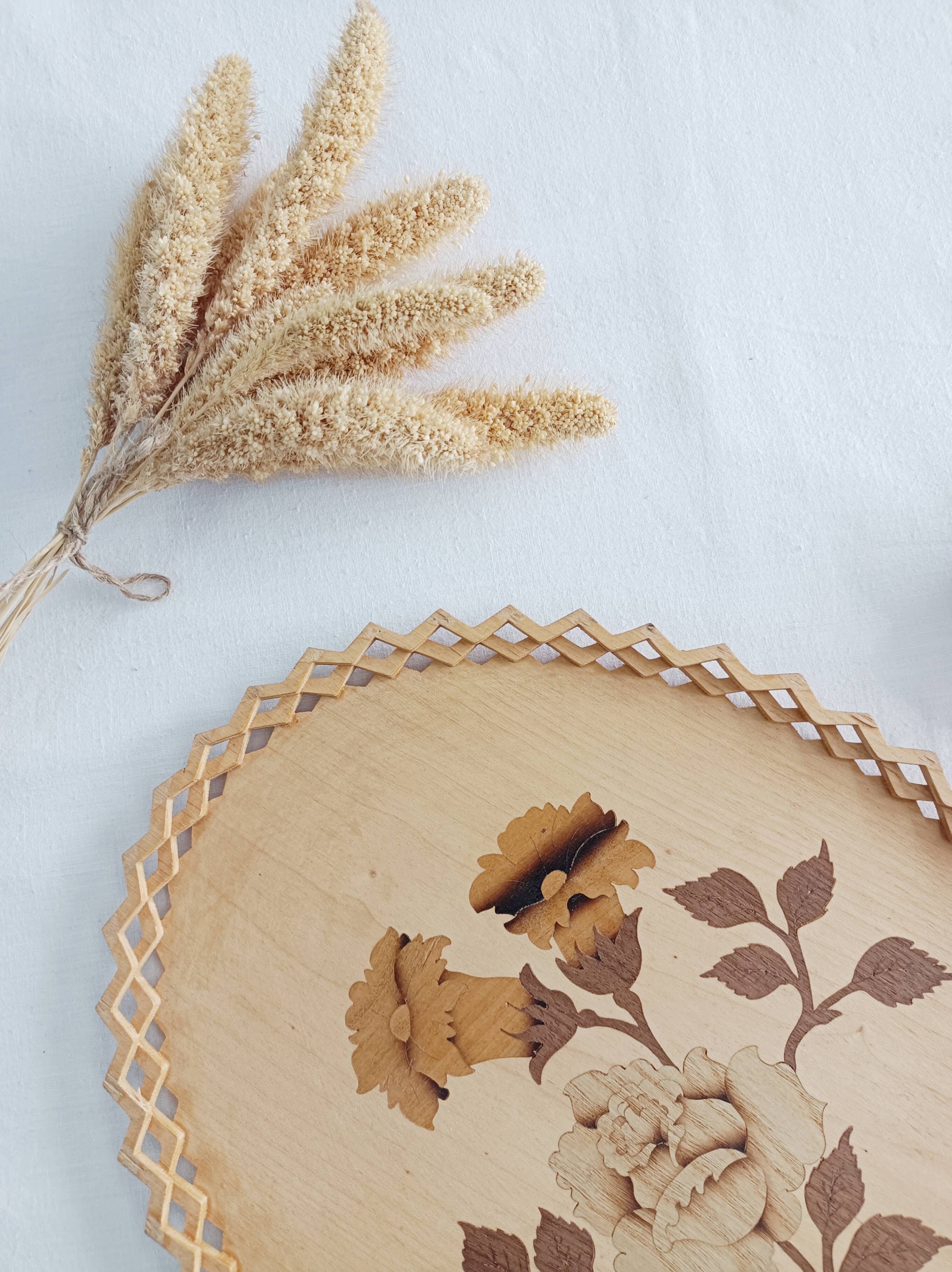 Plateau en bois, motif fleur