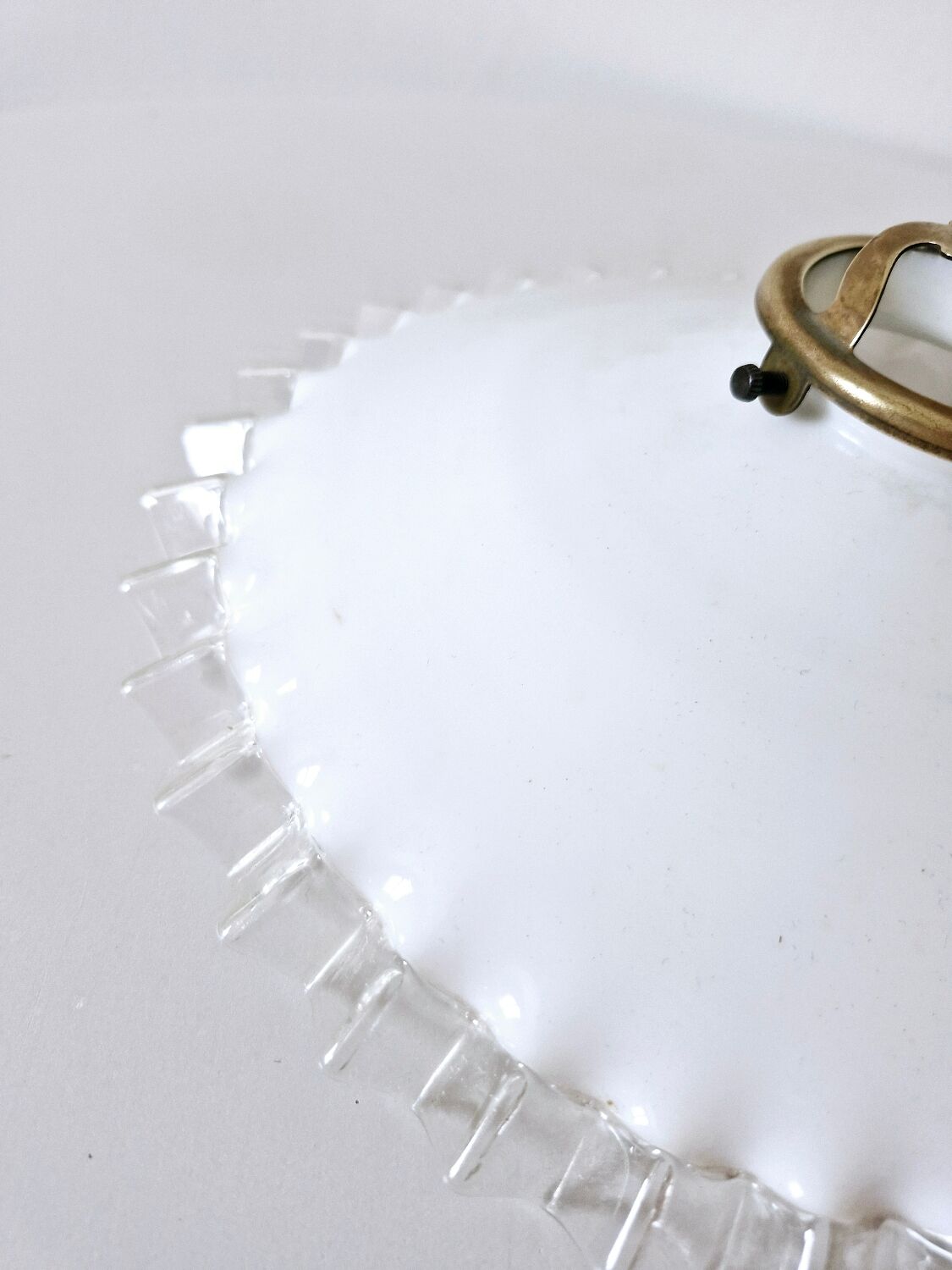 Suspension opaline laiton années 30 dentelle blanche