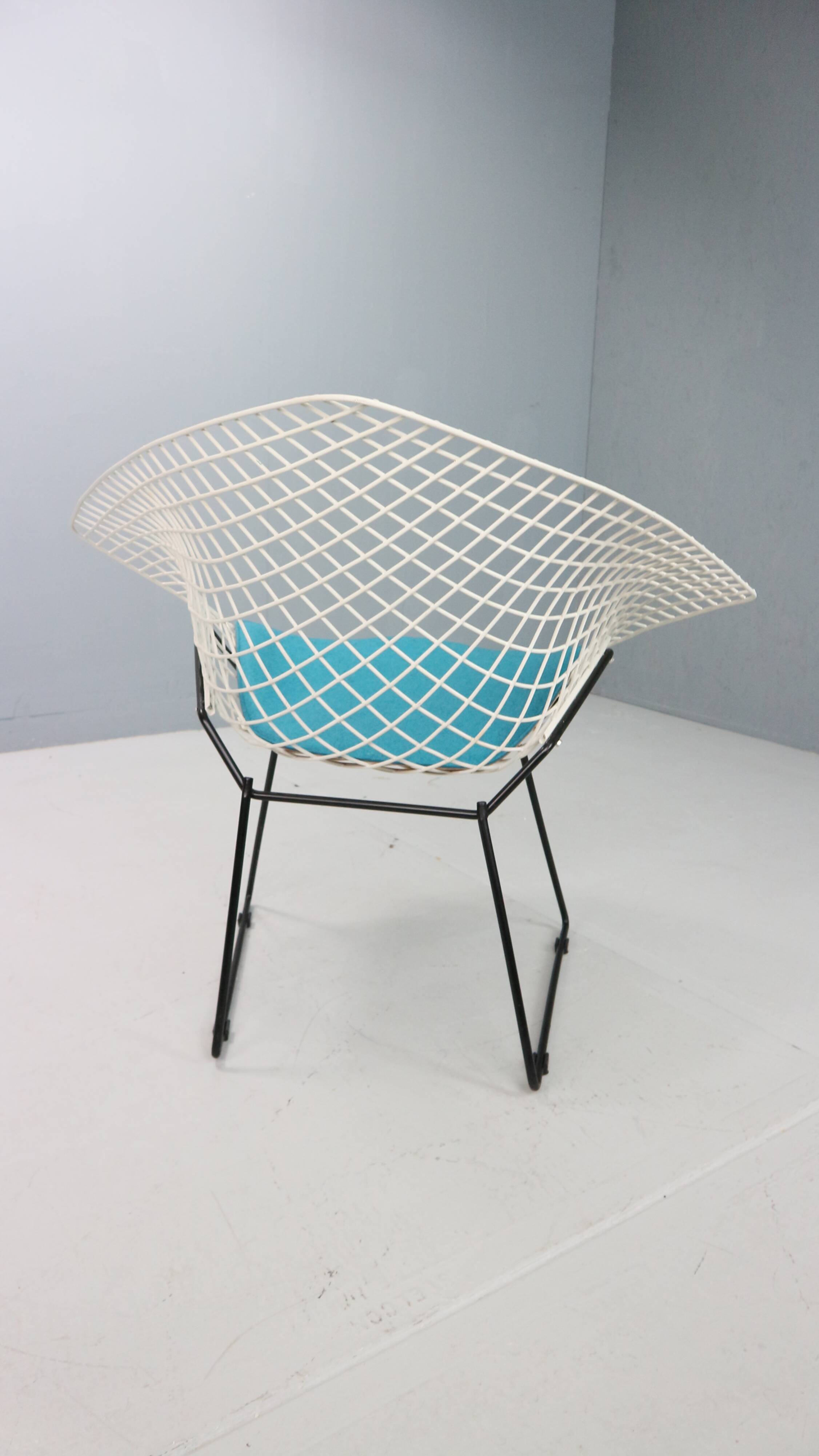 Diamond chair by Harry Bertoia in white & black metal and new blue seating