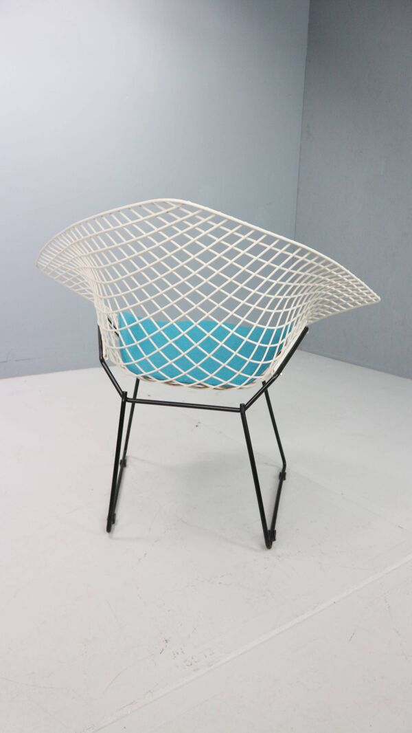 Chaise Diamond de Harry Bertoia en métal blanc et noir et nouvelle assise bleue