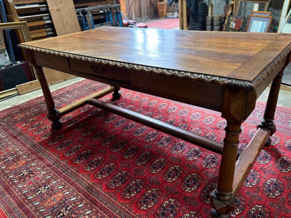 Grand bureau ancien en bois sculpté style Renaissance