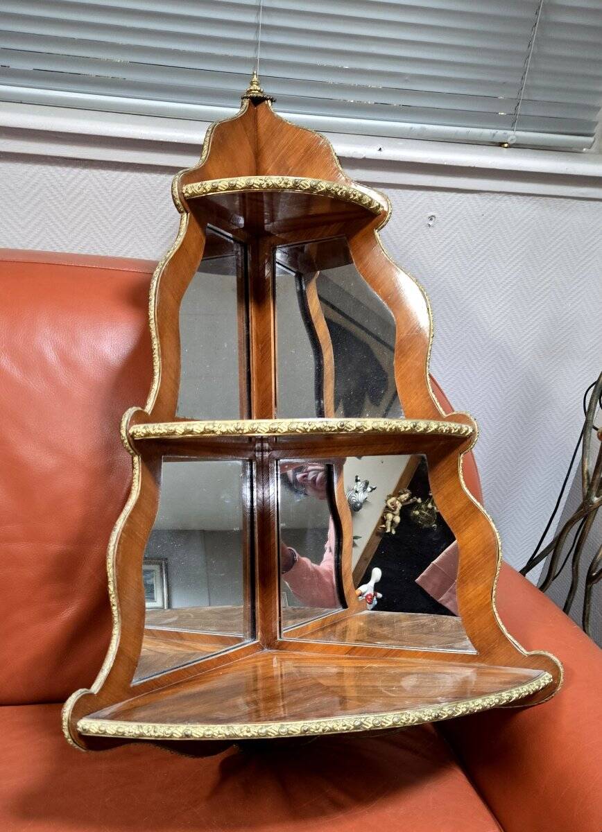 Vitrine d’angle en bois de rose époque Napoléon III