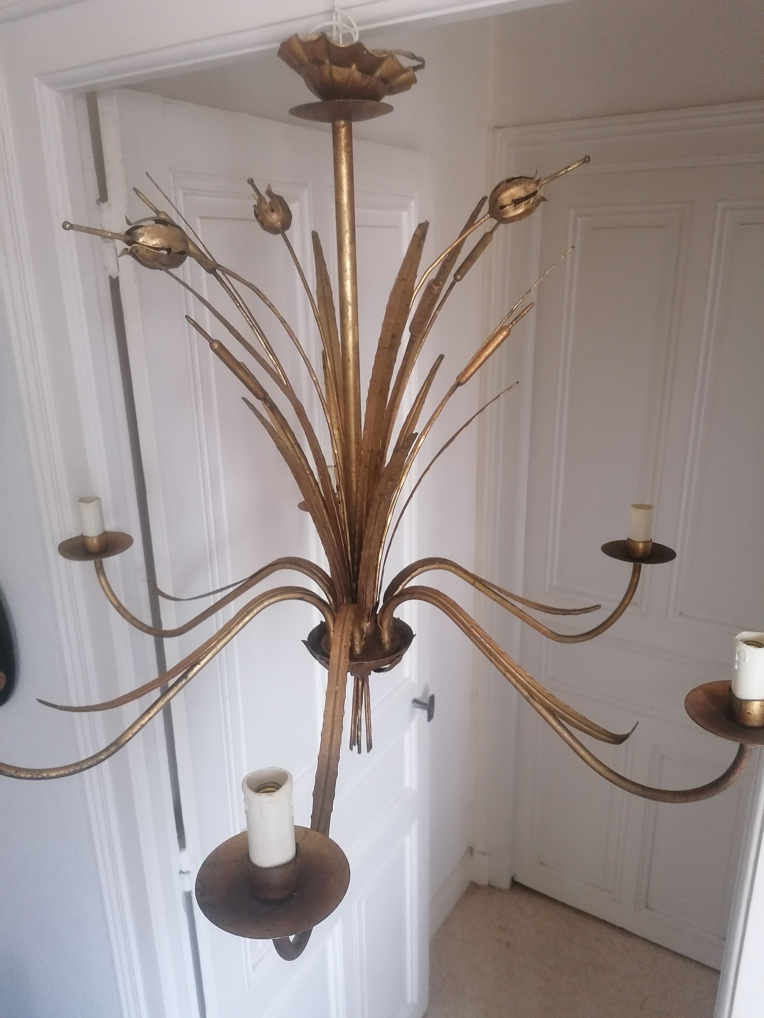 Gilded metal chandelier decorated with reeds and flowers